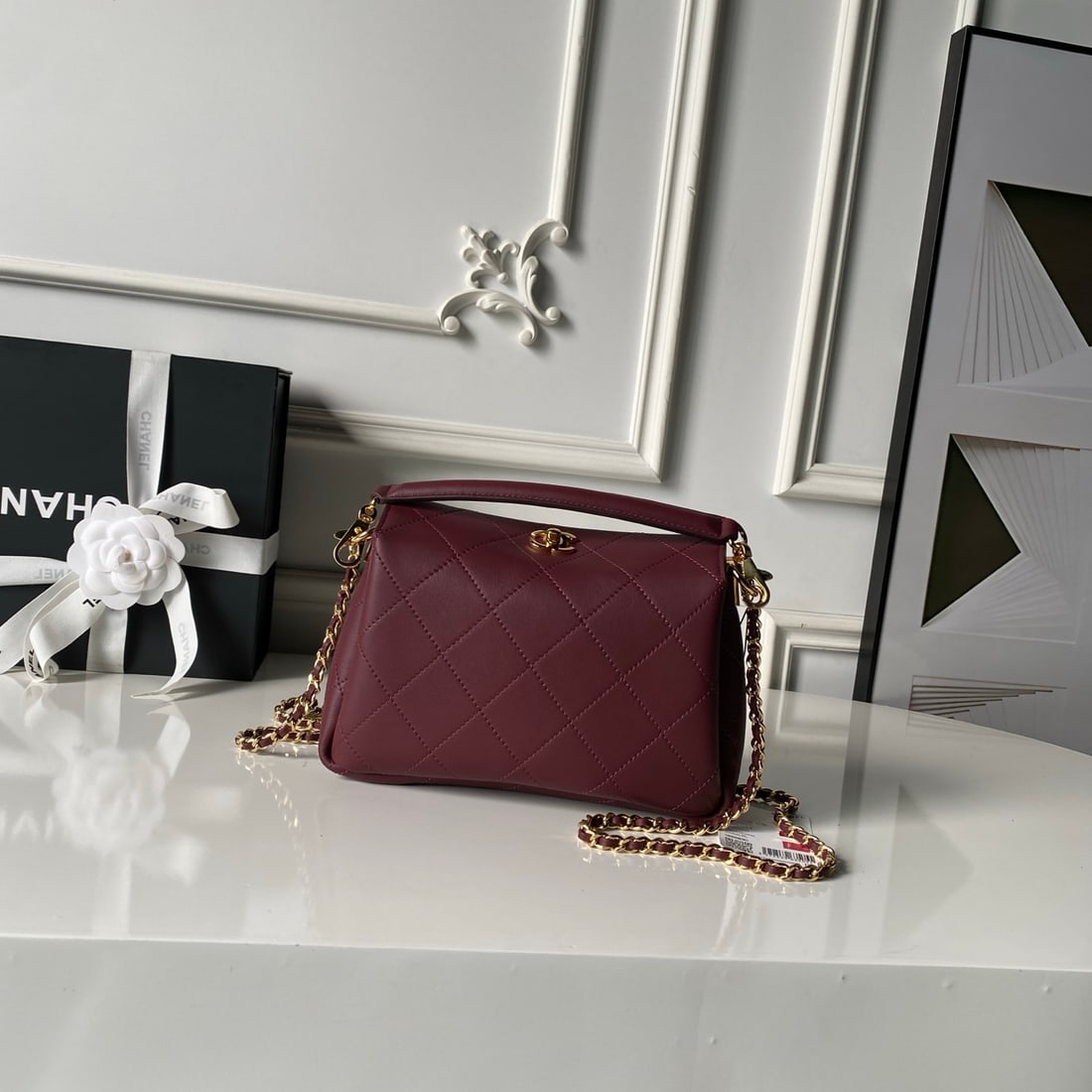 CHANEL runway hobo flap bag: CHANEL runway hobo bag, made of lambskin, features a light gold double C clasp handle and a detachable leather-strapped long gold chain, offering three carrying options to suit various occasions.