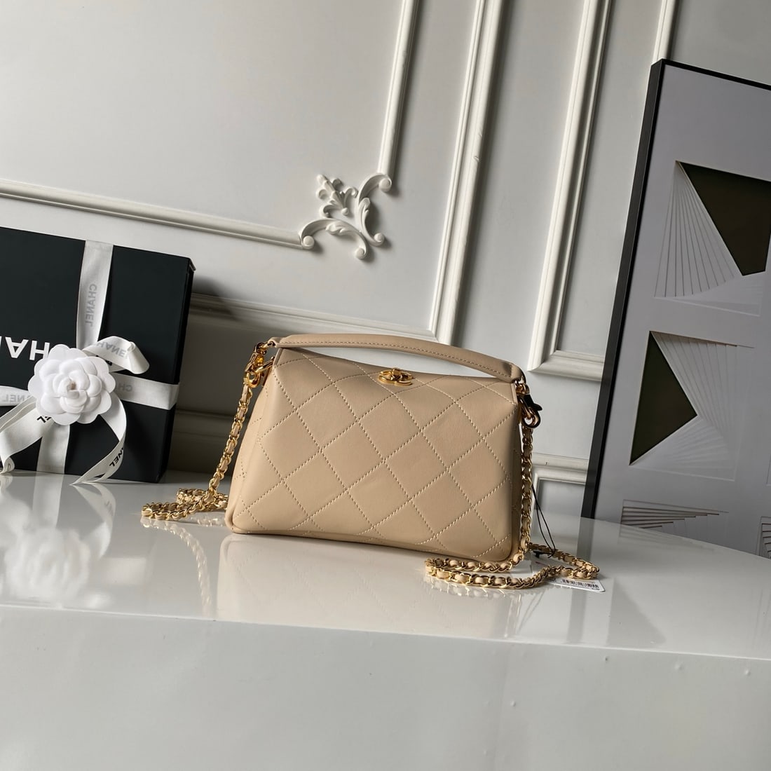 CHANEL runway hobo flap bag: CHANEL runway hobo bag, made of lambskin, features a light gold double C clasp handle and a detachable leather-strapped long gold chain, offering three carrying options to suit various occasions.