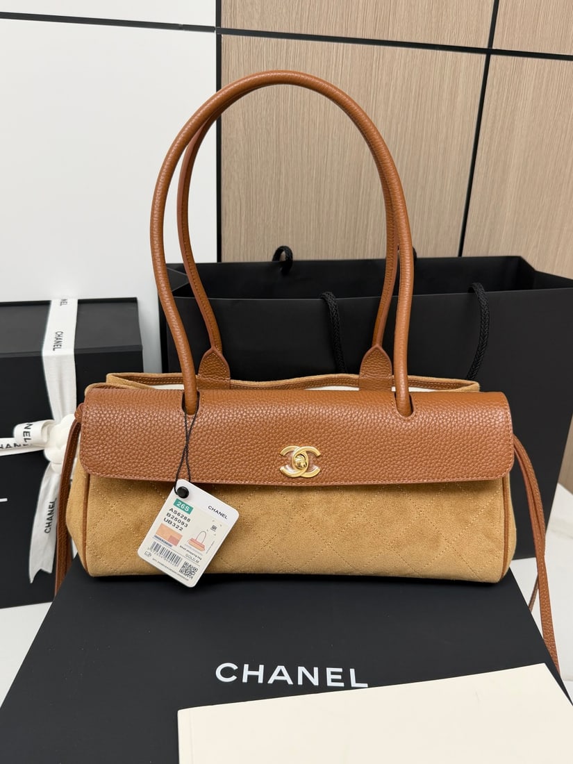 CHANEL: OHAMEL Spring/Summer Bestselling Baguette Bag in Black with a Lychee Texture. The classic diamond quilted pattern with small gold hardware is incredibly spacious, made of durable and durable