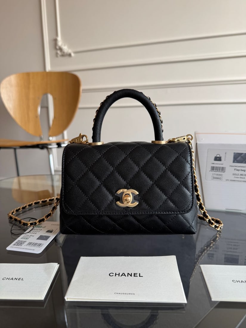 CHANEL mini flap handbag: The new CHANEL mini flap handbag features a leather-threaded chain embellishment and a gold-plated clasp. (13x19x9cm) Thank you for viewing our auction and we look forward to serving you as a valued G