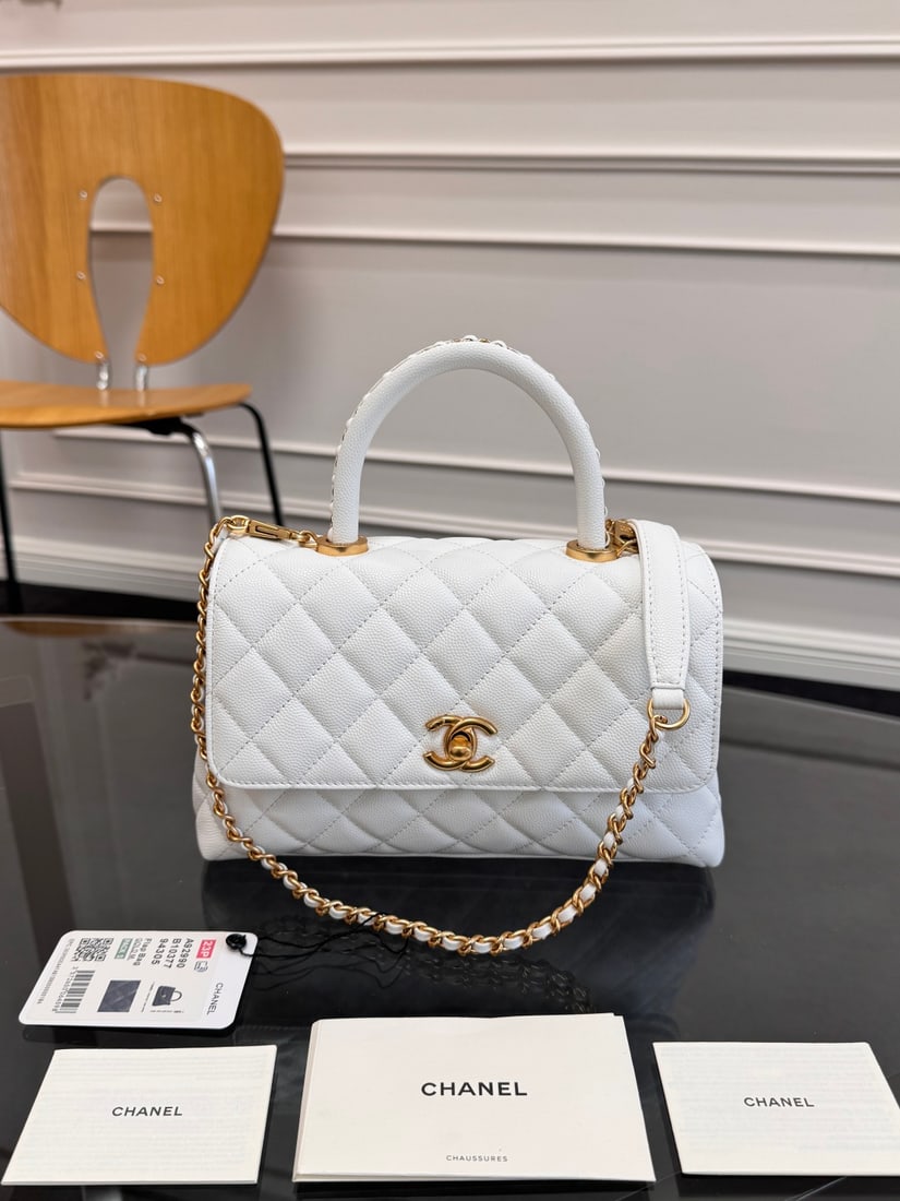 CHANEL mini flap handbag: The new CHANEL mini flap handbag features a leather-threaded chain embellishment and a gilded clasp. (14x23x10cm) Thank you for viewing our auction and we look forward to serving you as a valued Gold 