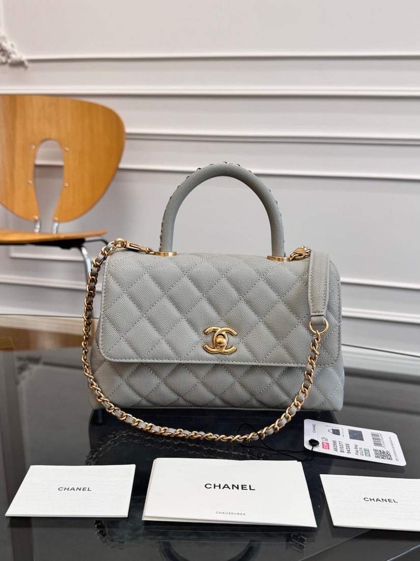 CHANEL mini flap handbag: The new CHANEL mini flap handbag features a leather-threaded chain embellishment and a gilded clasp. (14x23x10cm) Thank you for viewing our auction and we look forward to serving you as a valued Gold