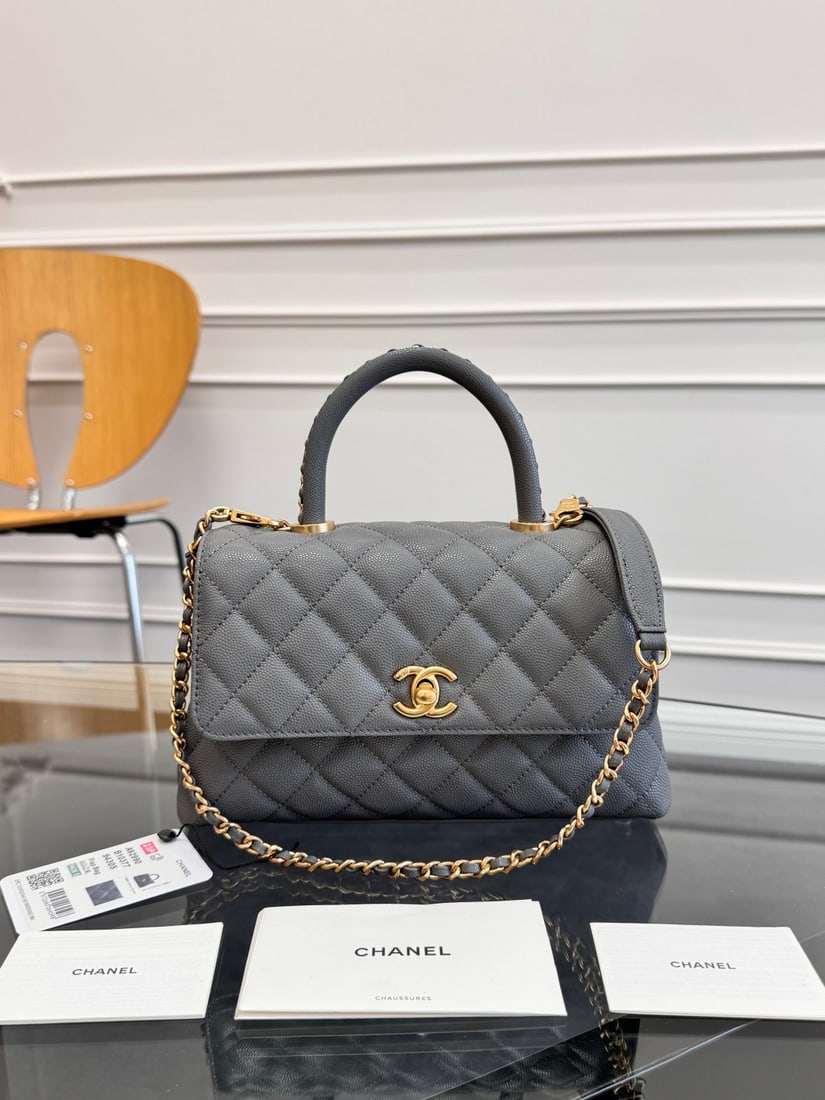 CHANEL mini flap handbag: The new CHANEL mini flap handbag features a leather-threaded chain embellishment and a gilded clasp. (14x23x10cm) Thank you for viewing our auction and we look forward to serving you as a valued Gold 