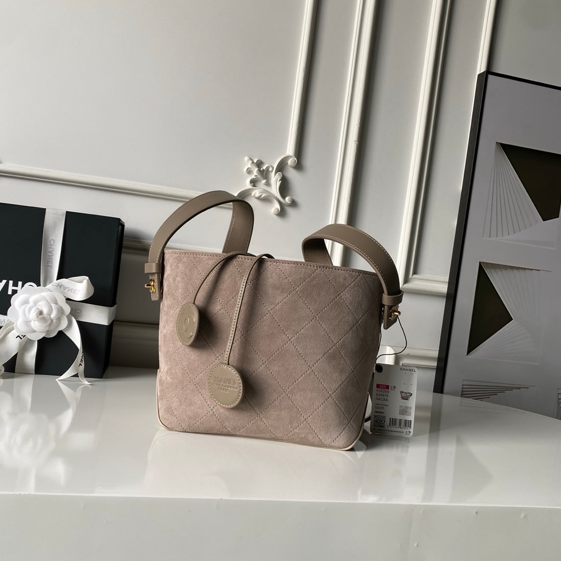 CHANEL bucket bag: CHANEL bucket bag with a minimalist quilted basket design. The side features a light gold metal double C clasp, exuding a premium feel. The shoulder strap and handle are detachable, making it truly