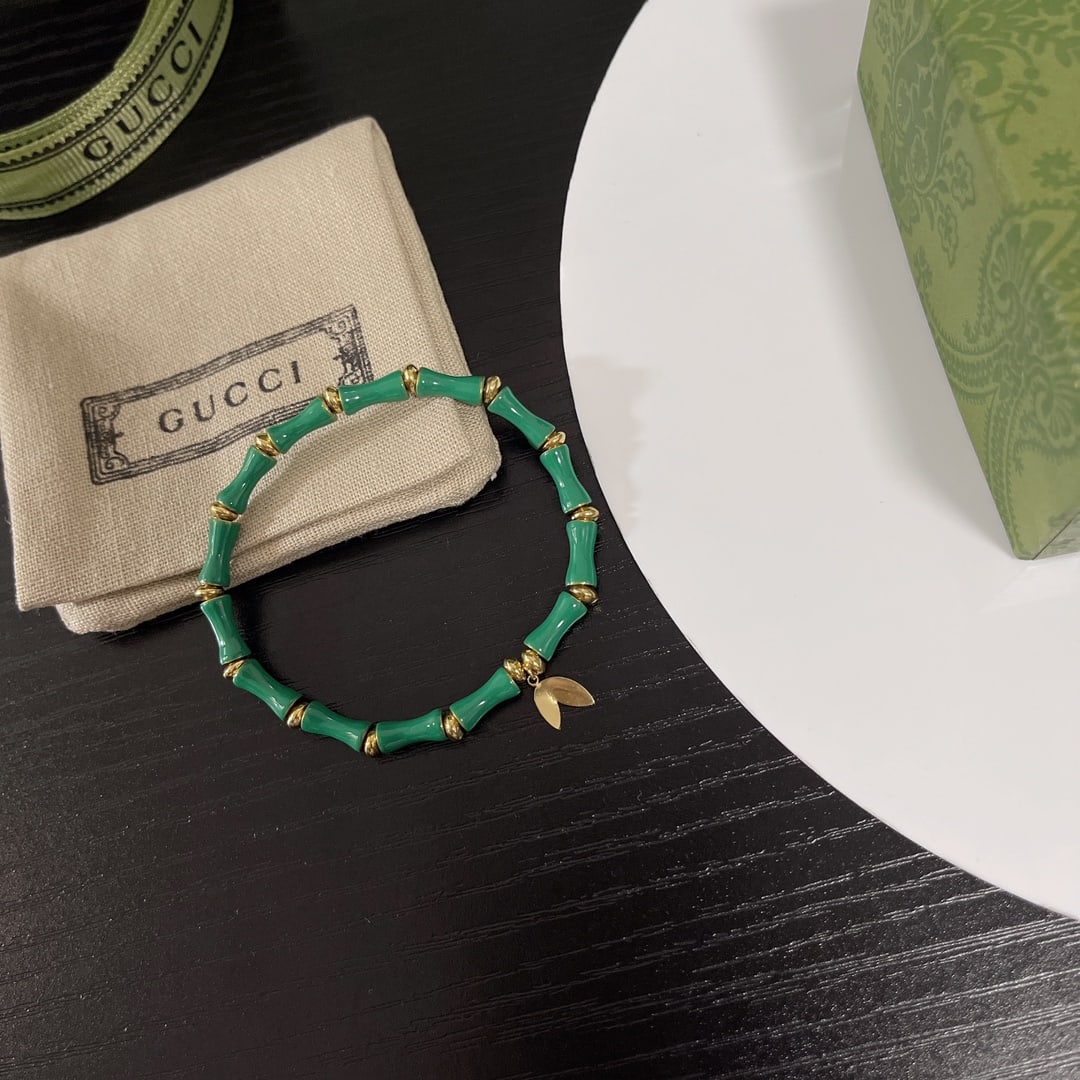 Gucci bracelet: Gucci bracelet Thank you for viewing our auction and we look forward to serving you as a valued Gold Standard Auctions customer! Each item has been carefully selected to bring quality, character, and 