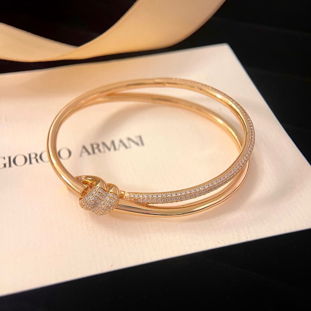 T Knot Jewelry Collection: The T Knot jewelry collection draws inspiration from iconic New York street architecture, embodying sophisticated and modern design. Utilizing exquisite craftsmanship and creative ingenuity, the T Kno