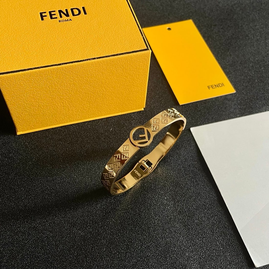 Fendi bracelet: Fendi's bracelet makes a glamorous debut; it's rare to see such a familiar and elegant bracelet. The exquisite color scheme is perfect for everyday wear, and this is definitely worth buying. Thank you