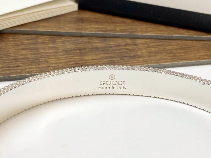 Gucci Peacock Feather Open Bracelet: The Gucci peacock feather open bracelet, adorned with white lacquer, exudes elegance and exquisite craftsmanship. Thank you for viewing our auction and we look forward to serving you as a valued Gold 