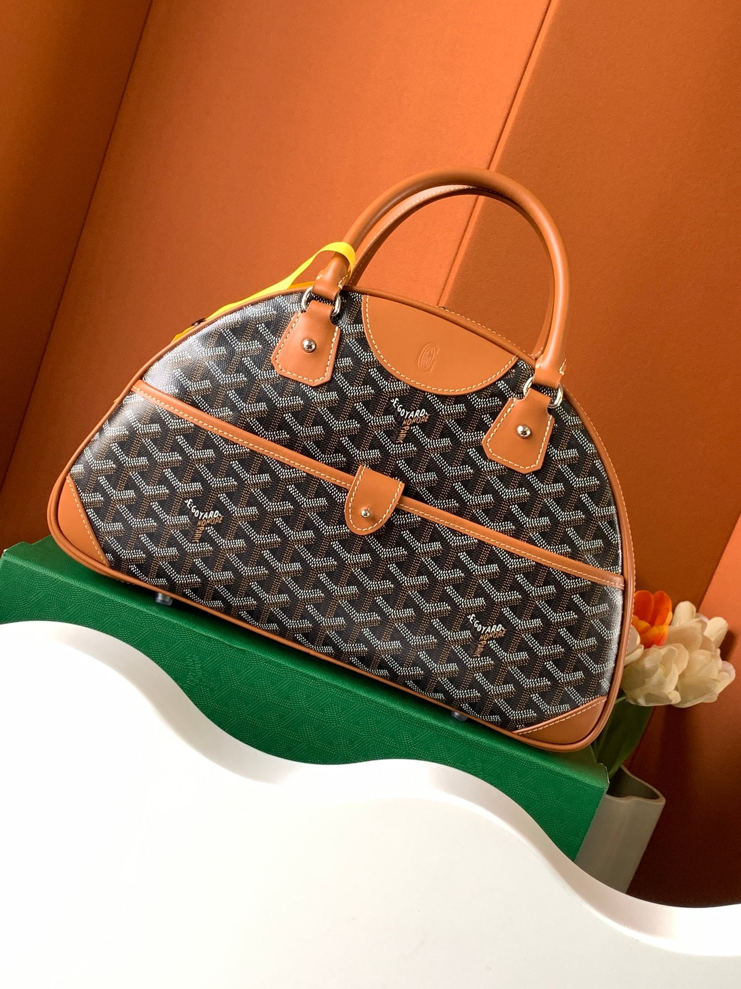 moynat Large Bowling Bag: This large bowling bag is perfect for a two-day trip. It has more compartments, and its lightweight design is a hallmark of the brand, greatly enhancing its practicality. Size: 35.5 x 9.5 x 22 cm