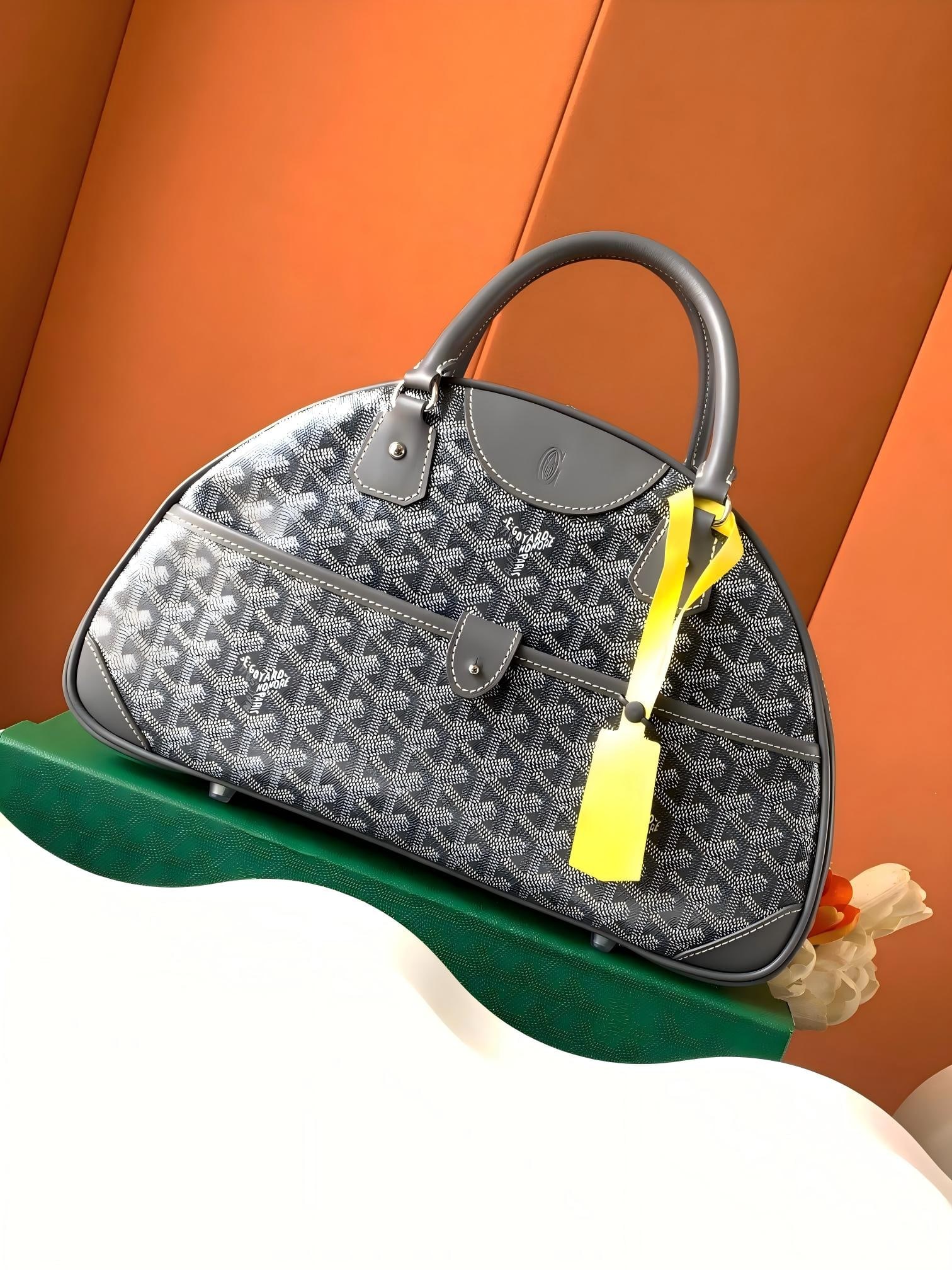 moynat Large Bowling Bag: This large bowling bag is perfect for a two-day trip. It has more compartments, and its lightweight design is a hallmark of the brand, greatly enhancing its practicality. Size: 35.5 x 9.5 x 22 cm
