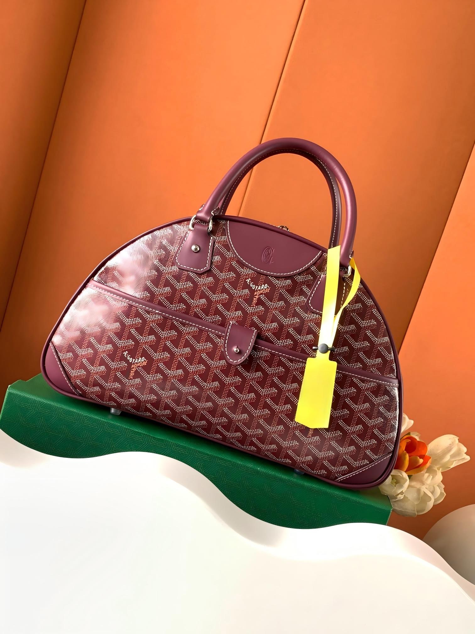 moynat Large Bowling Bag: This large bowling bag is perfect for a two-day trip. It has more compartments, and its lightweight design is a hallmark of the brand, greatly enhancing its practicality. Size: 35.5 x 9.5 x 22 cm
