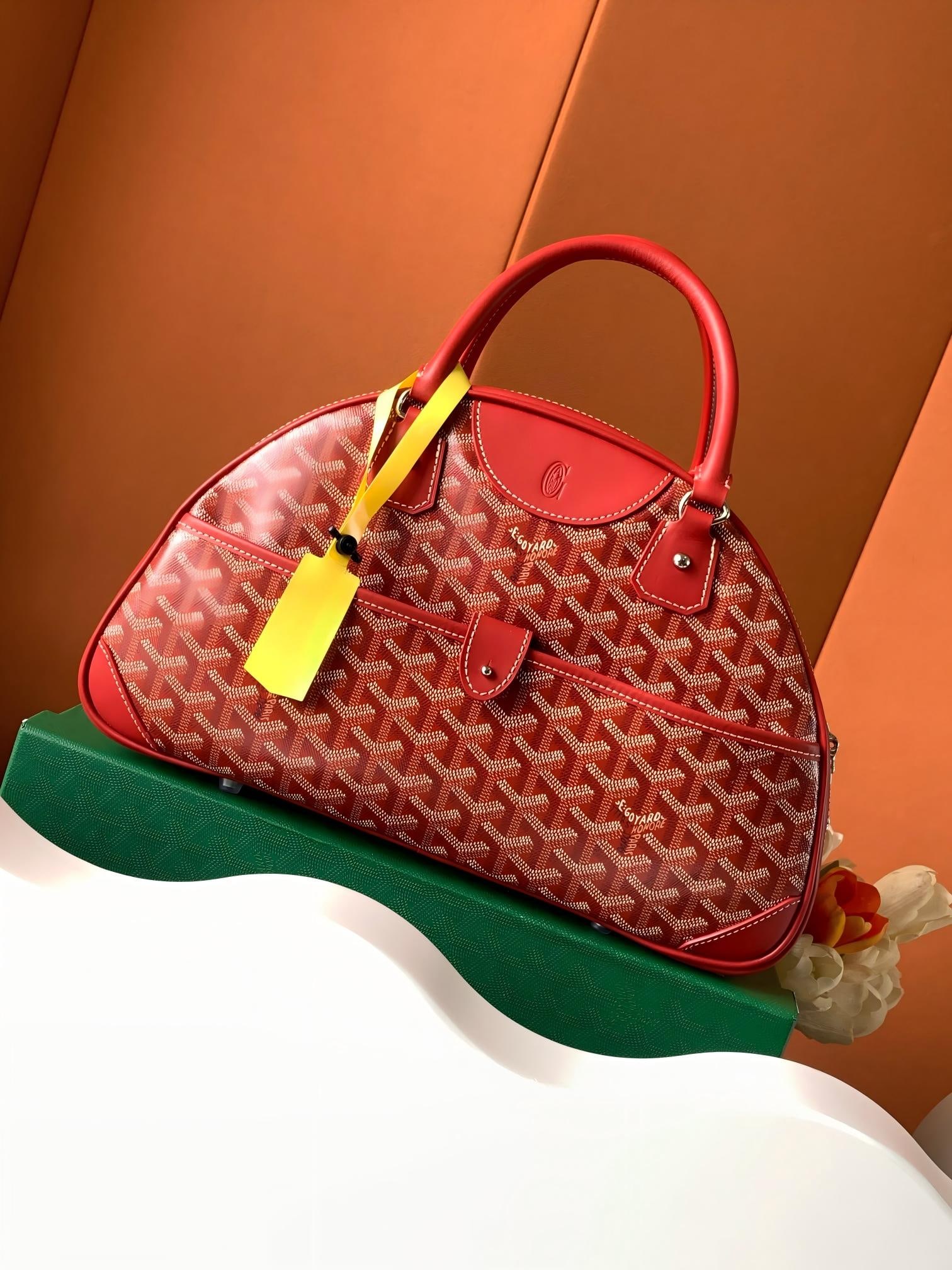 moynat Large Bowling Bag: This large bowling bag is perfect for a two-day trip. It has more compartments, and its lightweight design is a hallmark of the brand, greatly enhancing its practicality. Size: 35.5 x 9.5 x 22 cm