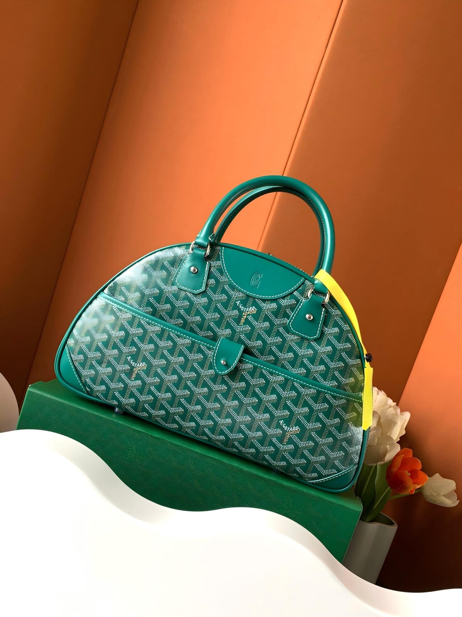 moynat Large Bowling Bag: This large bowling bag is perfect for a two-day trip. It has more compartments, and its lightweight design is a hallmark of the brand, greatly enhancing its practicality. Size: 35.5 x 9.5 x 22 cm