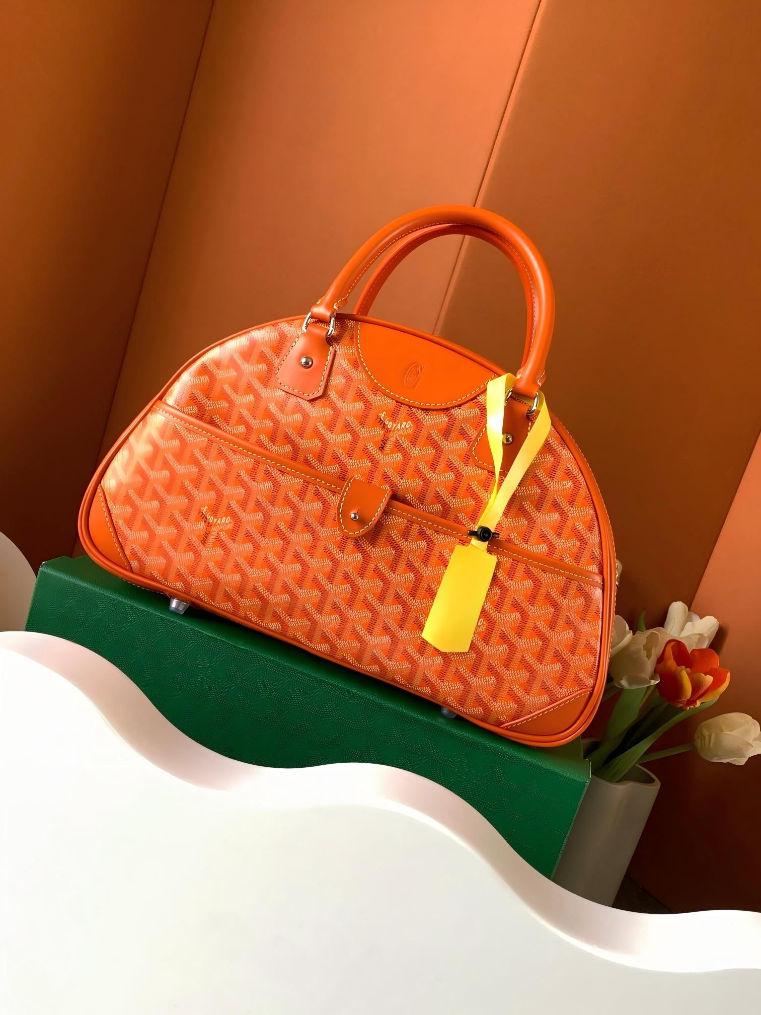 moynat Large Bowling Bag: This large bowling bag is perfect for a two-day trip. It has more compartments, and its lightweight design is a hallmark of the brand, greatly enhancing its practicality. Size: 35.5 x 9.5 x 22 cm