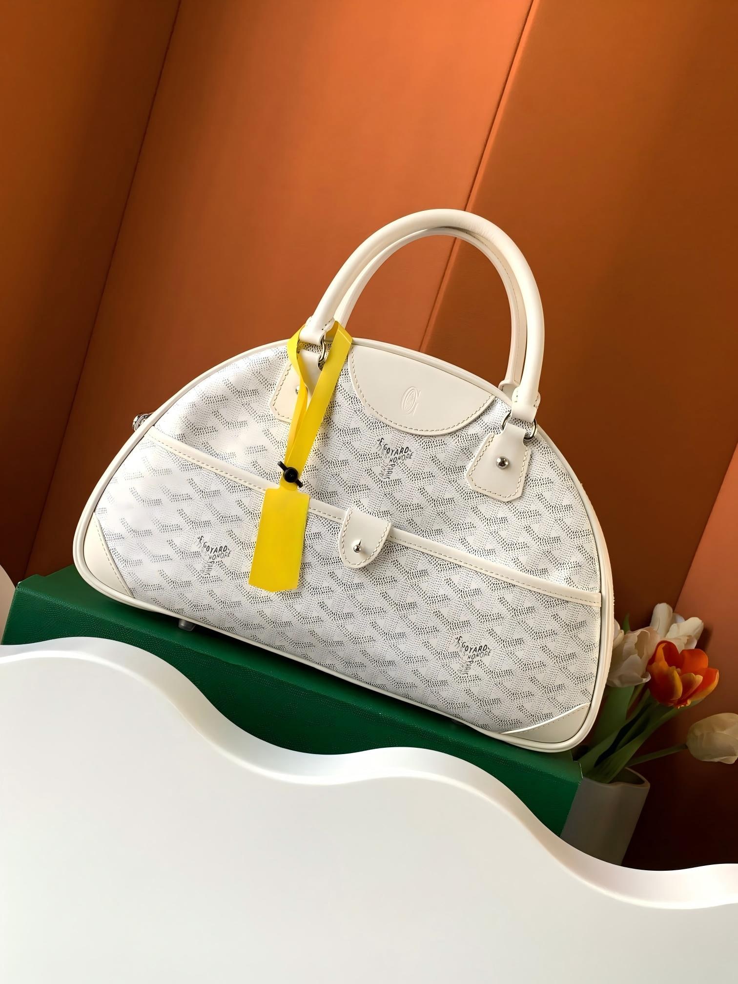 moynat Large Bowling Bag: This large bowling bag is perfect for a two-day trip. It has more compartments, and its lightweight design is a hallmark of the brand, greatly enhancing its practicality. Size: 35.5 x 9.5 x 22 cm