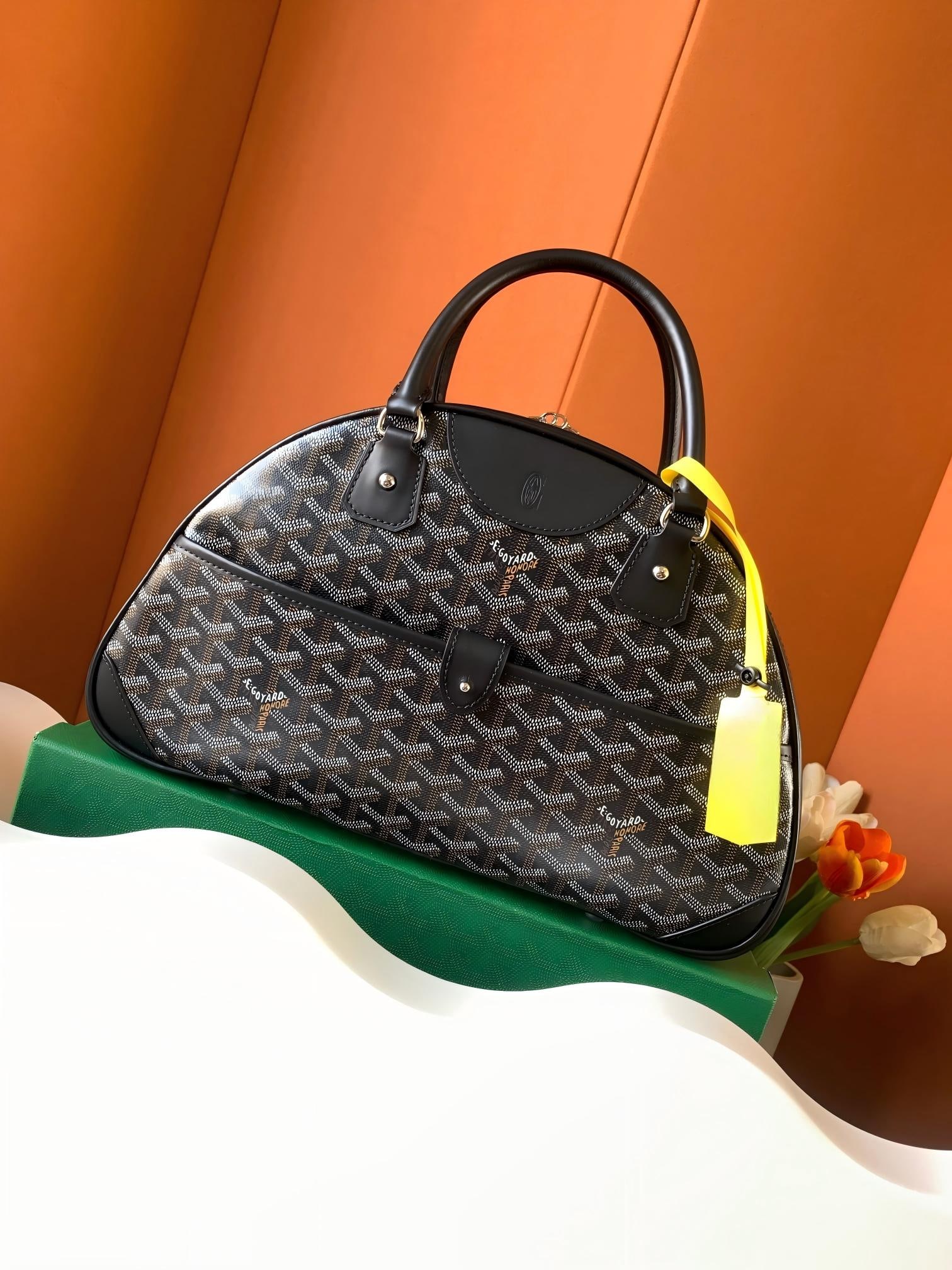 moynat Large Bowling Bag: This large bowling bag is perfect for a two-day trip. It has more compartments, and its lightweight design is a hallmark of the brand, greatly enhancing its practicality. Size: 35.5 x 9.5 x 22 cm