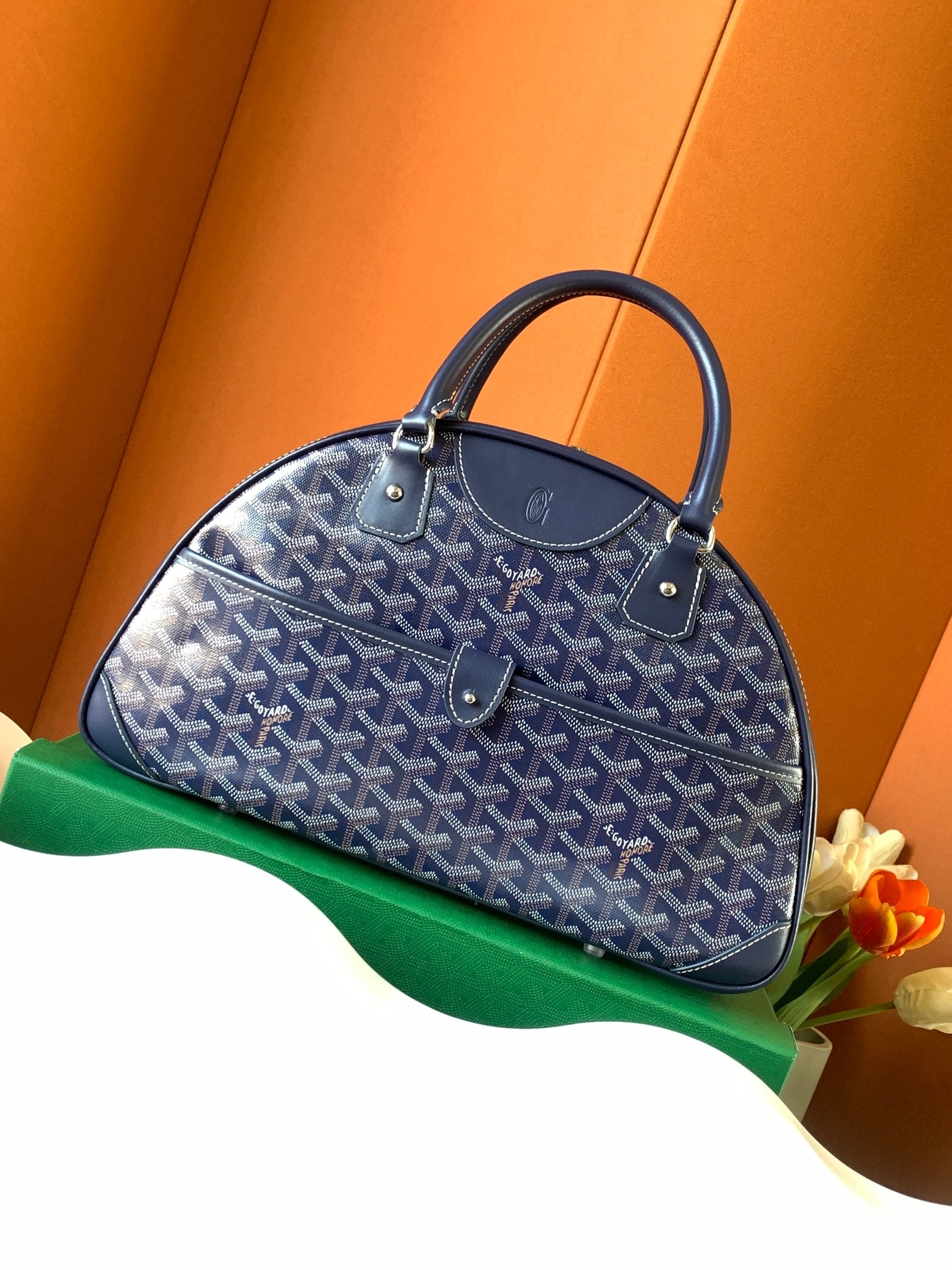 moynat Large Bowling Bag: This large bowling bag is perfect for a two-day trip. It has more compartments, and its lightweight design is a hallmark of the brand, greatly enhancing its practicality. Size: 35.5 x 9.5 x 22 cm