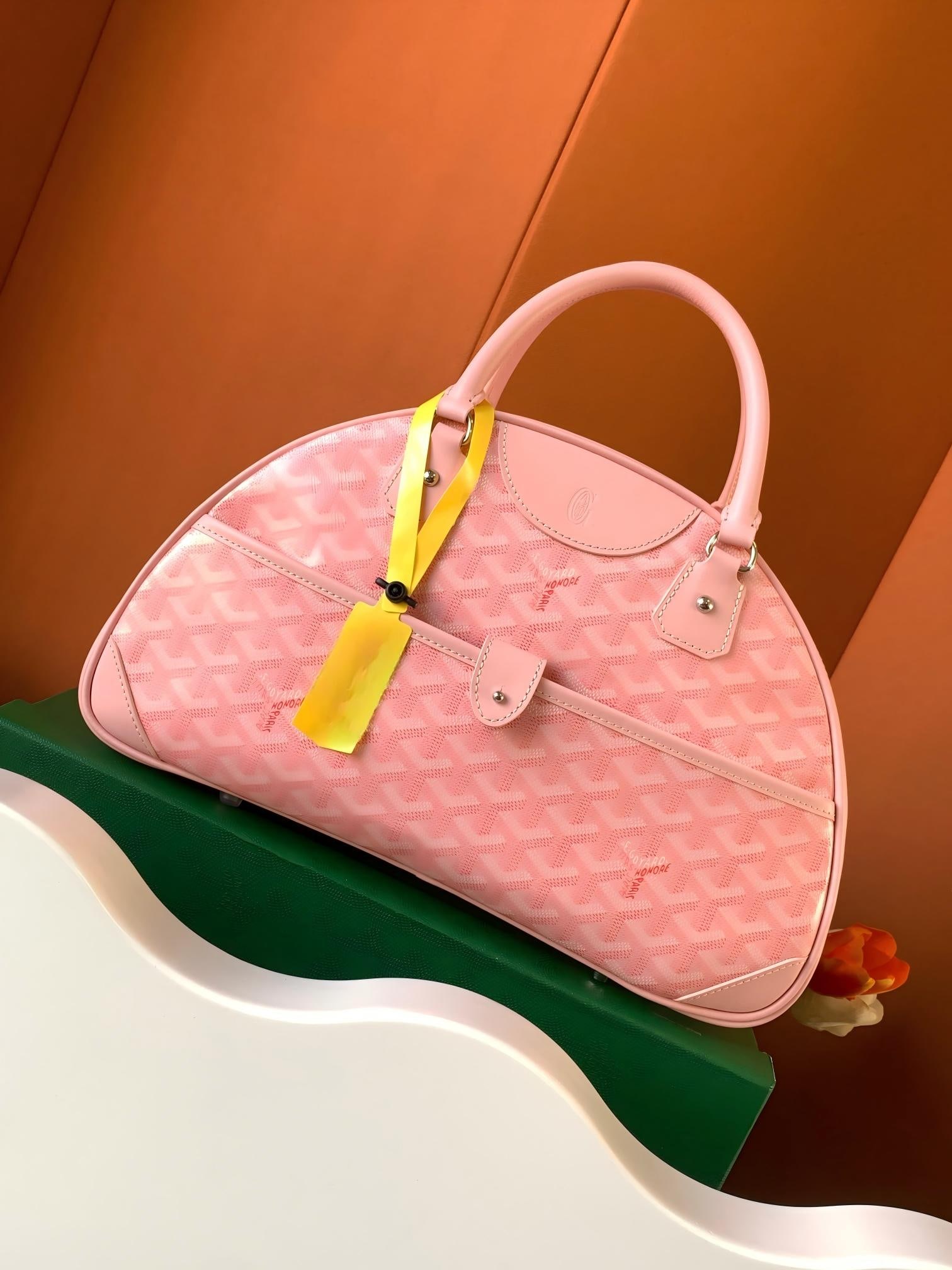 moynat Large Bowling Bag: This large bowling bag is perfect for a two-day trip. It has more compartments, and its lightweight design is a hallmark of the brand, greatly enhancing its practicality. Size: 35.5 x 9.5 x 22 cm