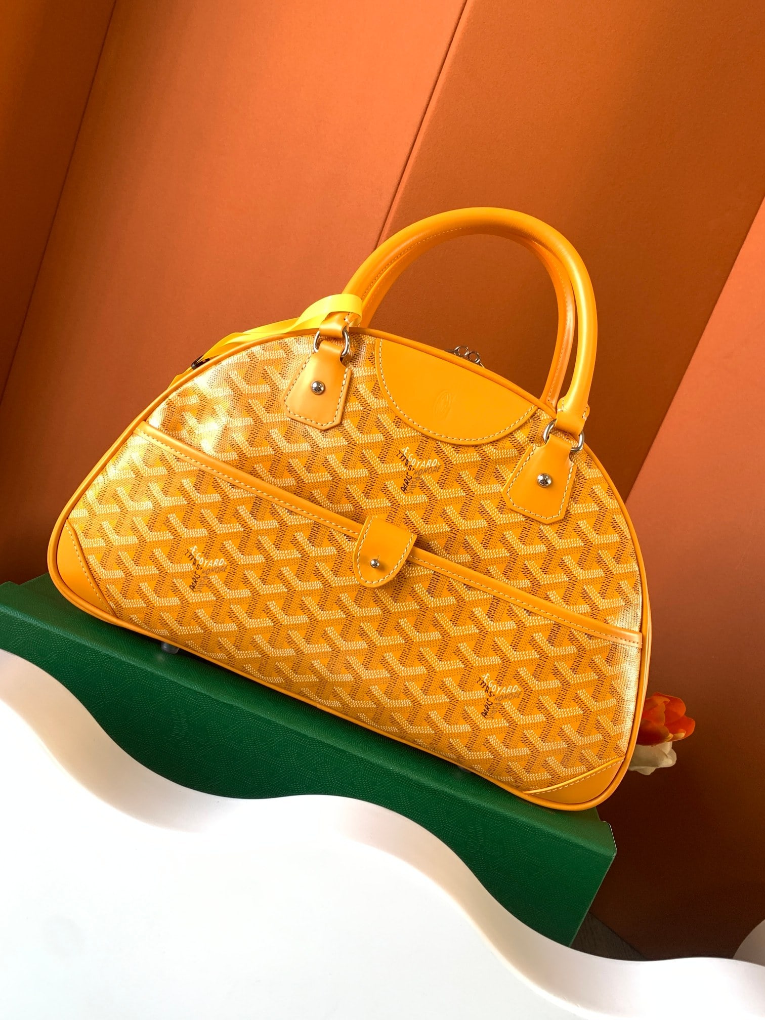 moynat Large Bowling Bag: This large bowling bag is perfect for a two-day trip. It has more compartments, and its lightweight design is a hallmark of the brand, greatly enhancing its practicality. Size: 35.5 x 9.5 x 22 cm