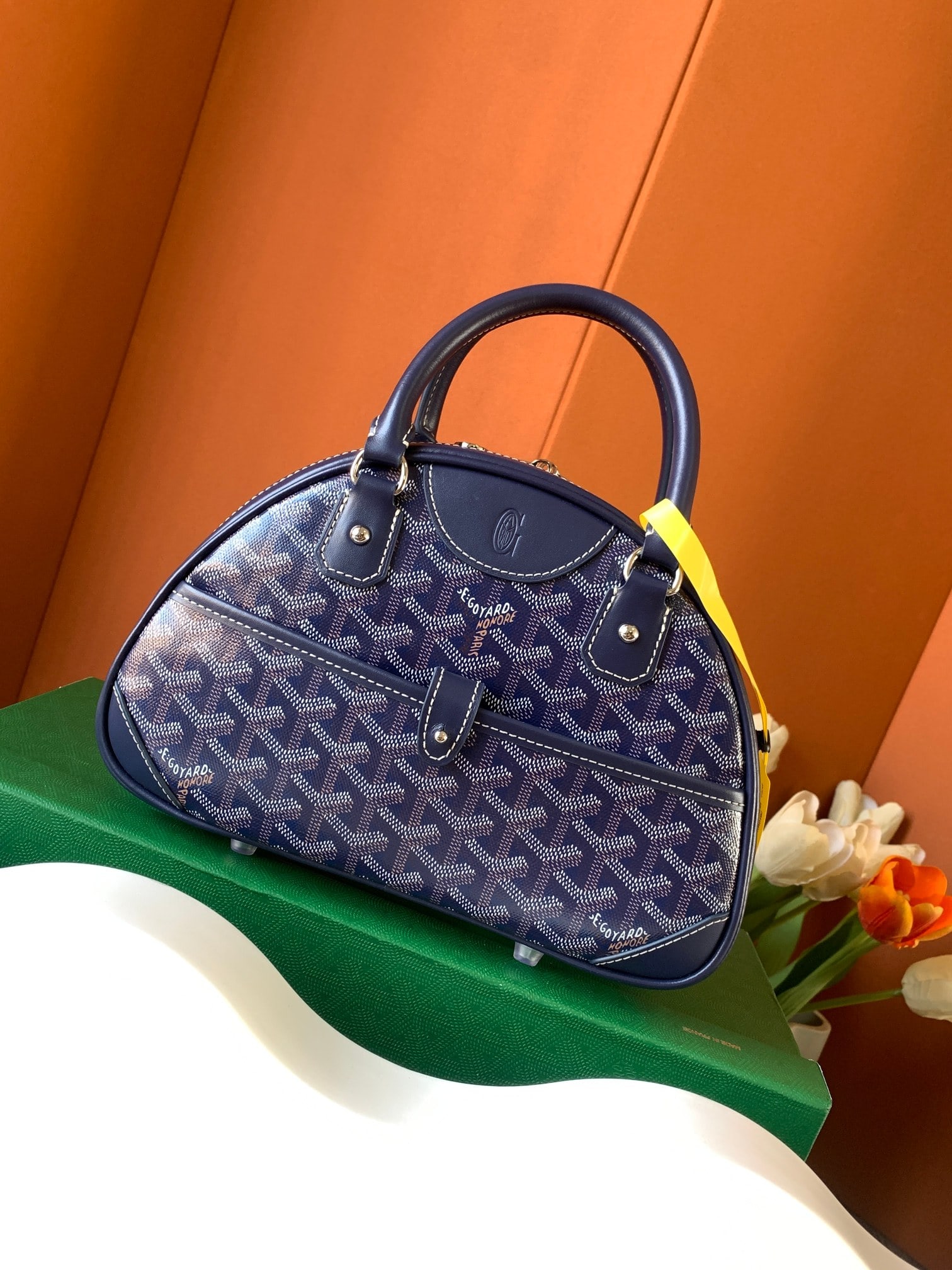 moynat Bowling Bag: This bowling bag is very practical, with several slip pockets and a zipper, offering good security and privacy. Size: 26.5 x 8 x 17 cm Thank you for viewing our auction and we look forward to serving