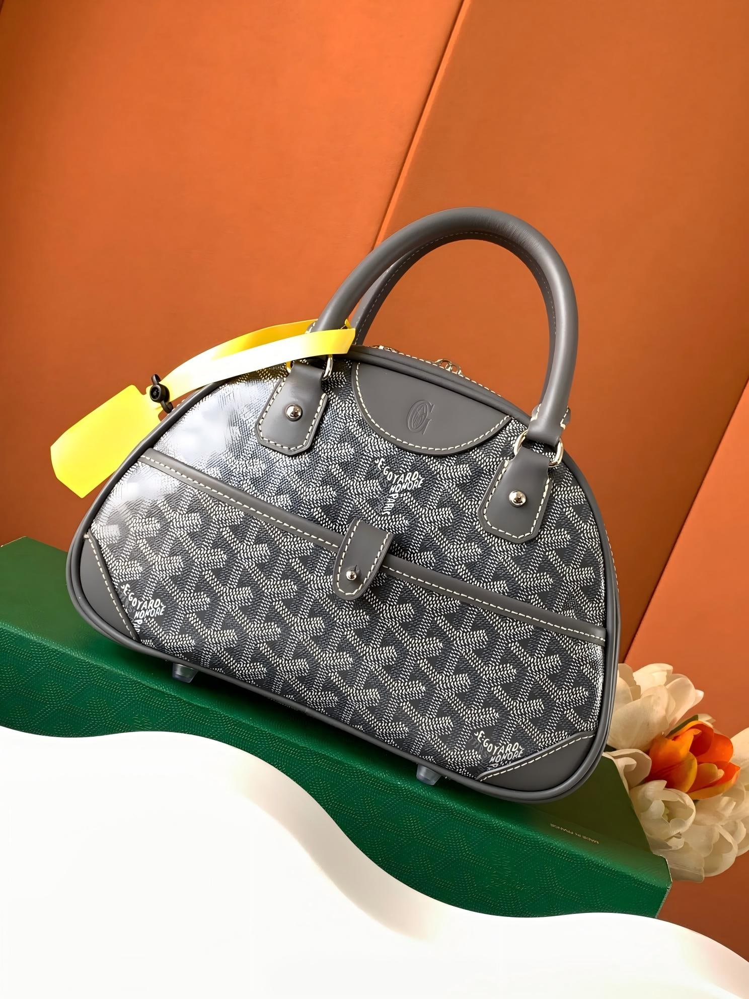 moynat Bowling Bag: This bowling bag is very practical, with several slip pockets and a zipper, offering good security and privacy. Size: 26.5 x 8 x 17 cm Thank you for viewing our auction and we look forward to serving