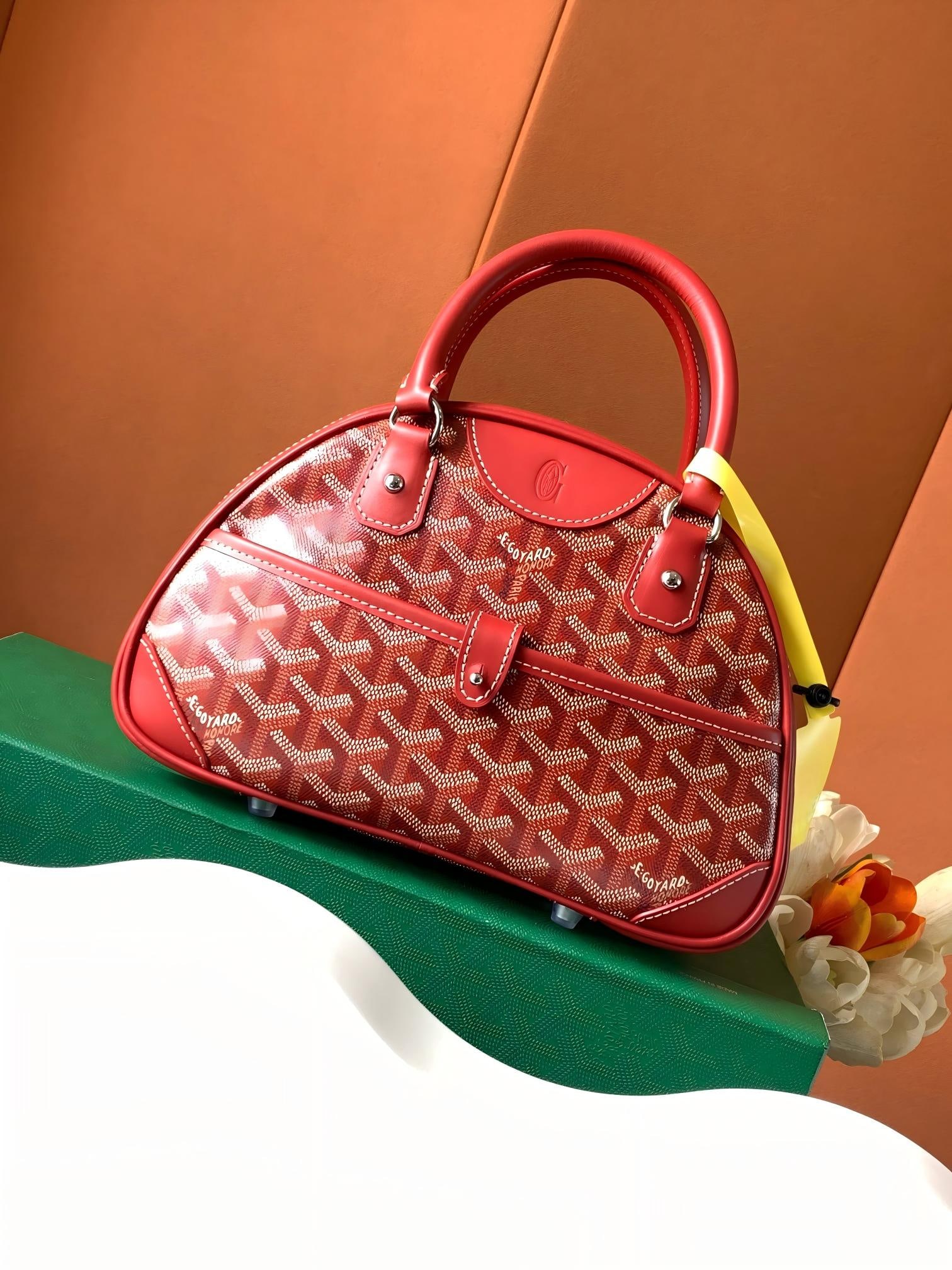 moynat Bowling Bag: This bowling bag is very practical, with several slip pockets and a zipper, offering good security and privacy. Size: 26.5 x 8 x 17 cm Thank you for viewing our auction and we look forward to serving