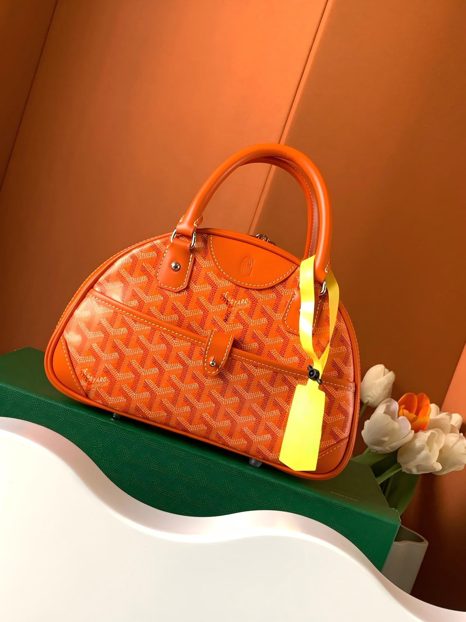 moynat Bowling Bag: This bowling bag is very practical, with several slip pockets and a zipper, offering good security and privacy. Size: 26.5 x 8 x 17 cm Thank you for viewing our auction and we look forward to serving