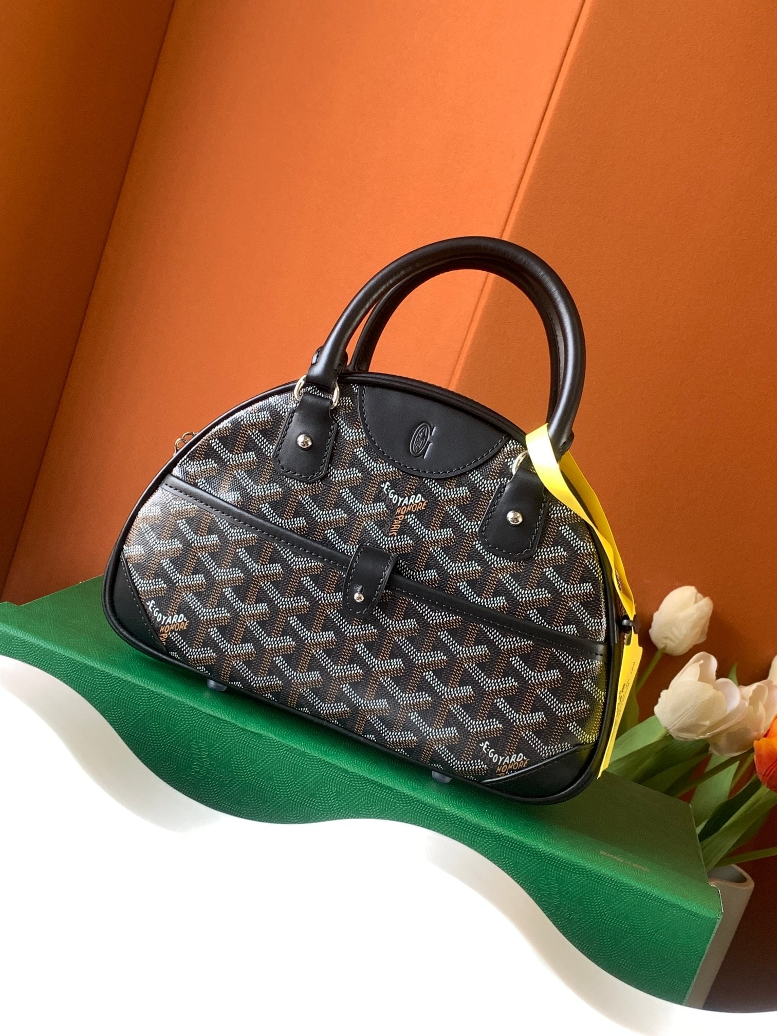 moynat Bowling Bag: This bowling bag is very practical, with several slip pockets and a zipper, offering good security and privacy. Size: 26.5 x 8 x 17 cm Thank you for viewing our auction and we look forward to serving 