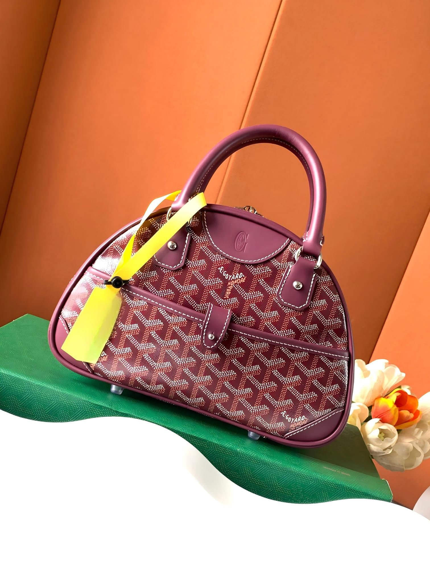 moynat Bowling Bag: This bowling bag is very practical, with several slip pockets and a zipper, offering good security and privacy. Size: 26.5 x 8 x 17 cm Thank you for viewing our auction and we look forward to serving 
