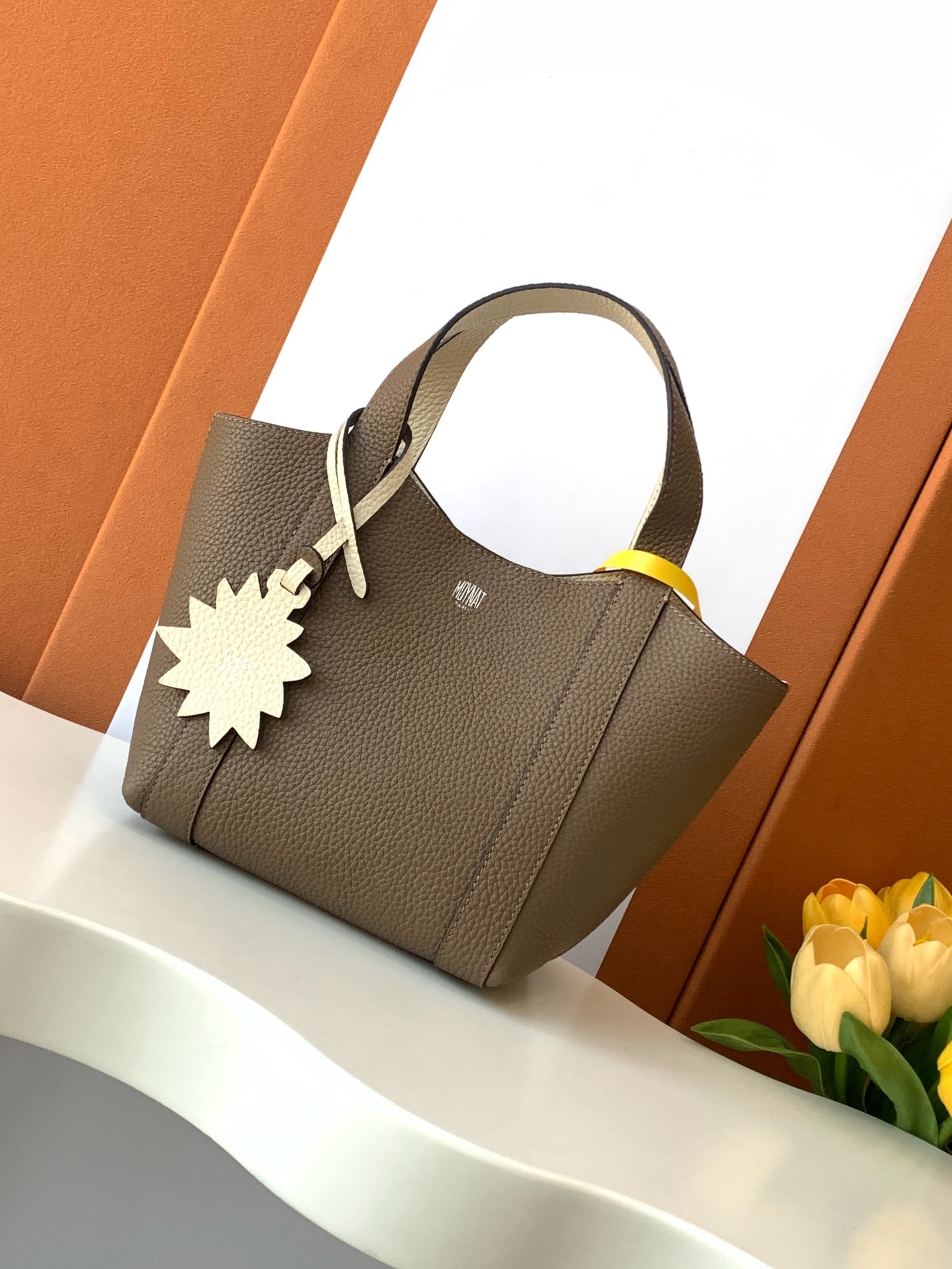 Moynat Duo Tote shopping basket: The classic Duo Tote bag is now in a smaller, lighter size, making it easy to carry. The MOYNAT basket bag measures 32 x 15 x 28 cm and is made of TOGO calfskin leather. Available in five colors, doub