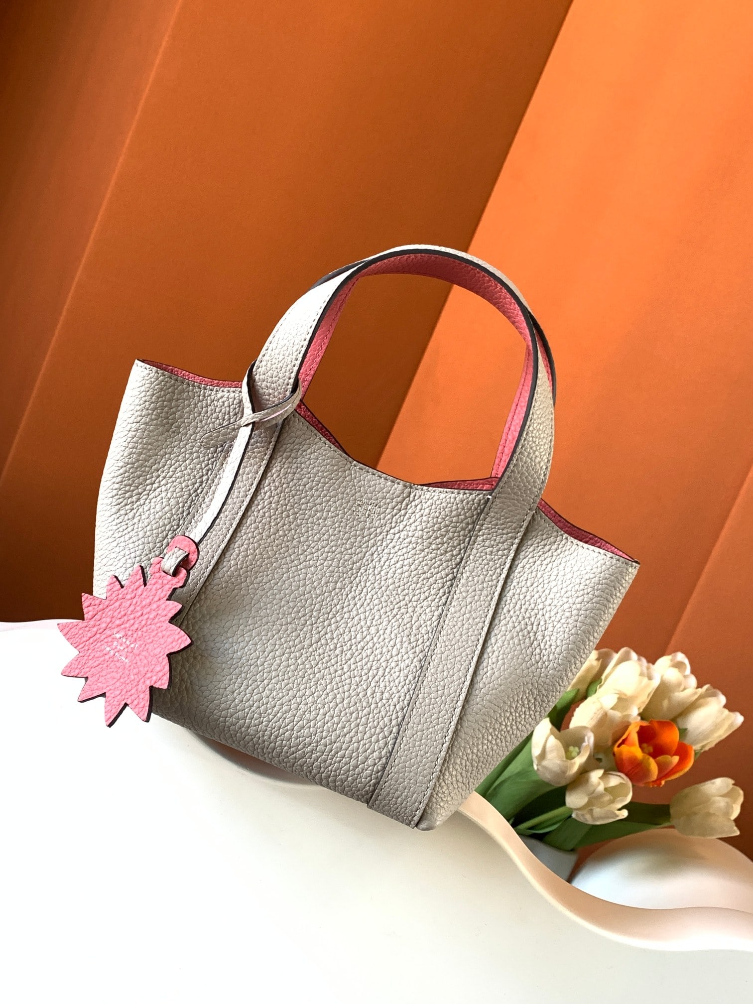Moynat Duo Tote shopping basket: The classic Duo Tote bag is now in a smaller, lighter size, making it easy to carry. The MOYNAT basket bag measures 32 x 15 x 28 cm and is made of TOGO calfskin leather. Available in five colors, doub