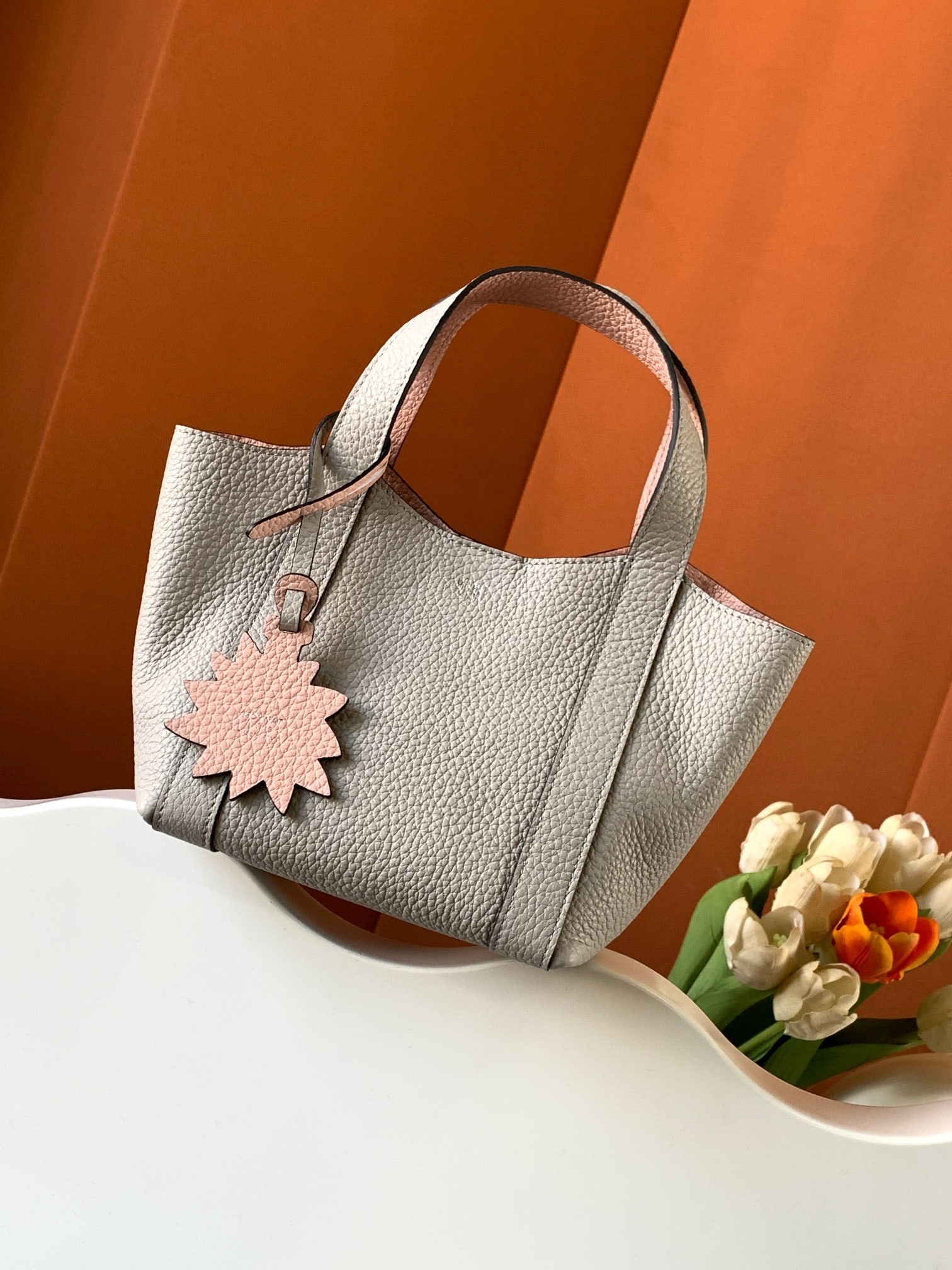 Moynat Duo Tote shopping basket: The classic Duo Tote handbag is now in a smaller, lighter size, making it easy to carry around. The MOYNAT basket bag measures 32 x 15 x 28 cm and is made of TOGO calfskin leather. Available in five c