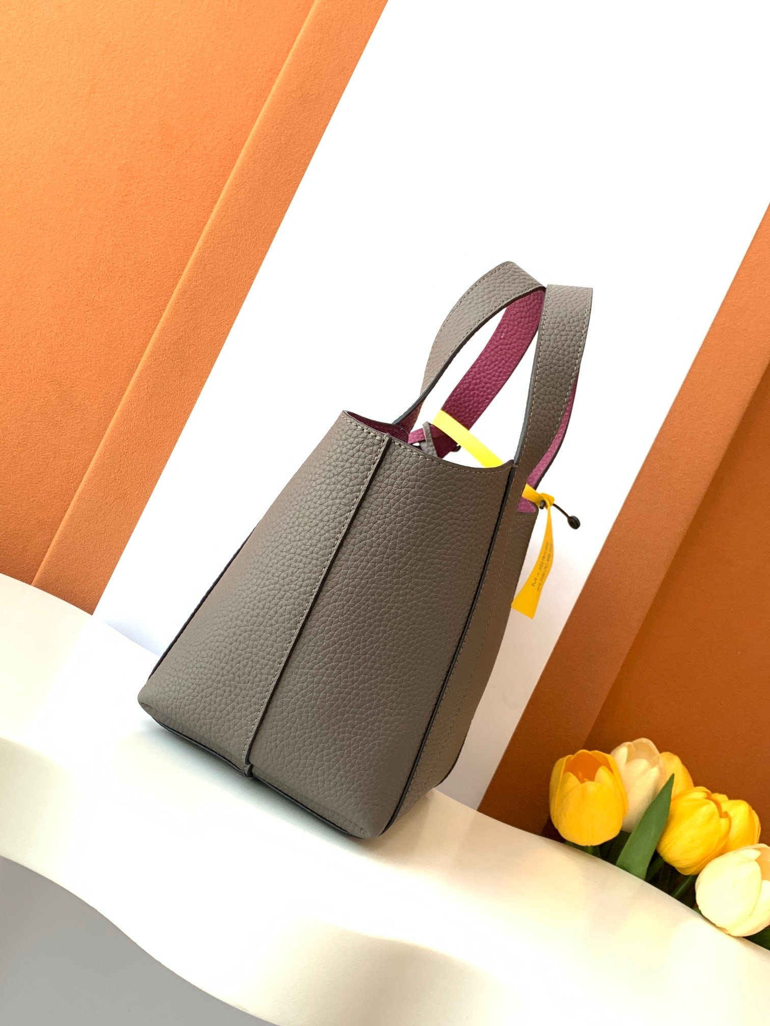 Moynat Duo Tote shopping basket: The classic Duo Tote bag has been resized for a smaller, more compact and portable look. The MOYNAT basket bag measures 32 x 15 x 28 cm and is made of TOGO calfskin leather. Available in five colors, 