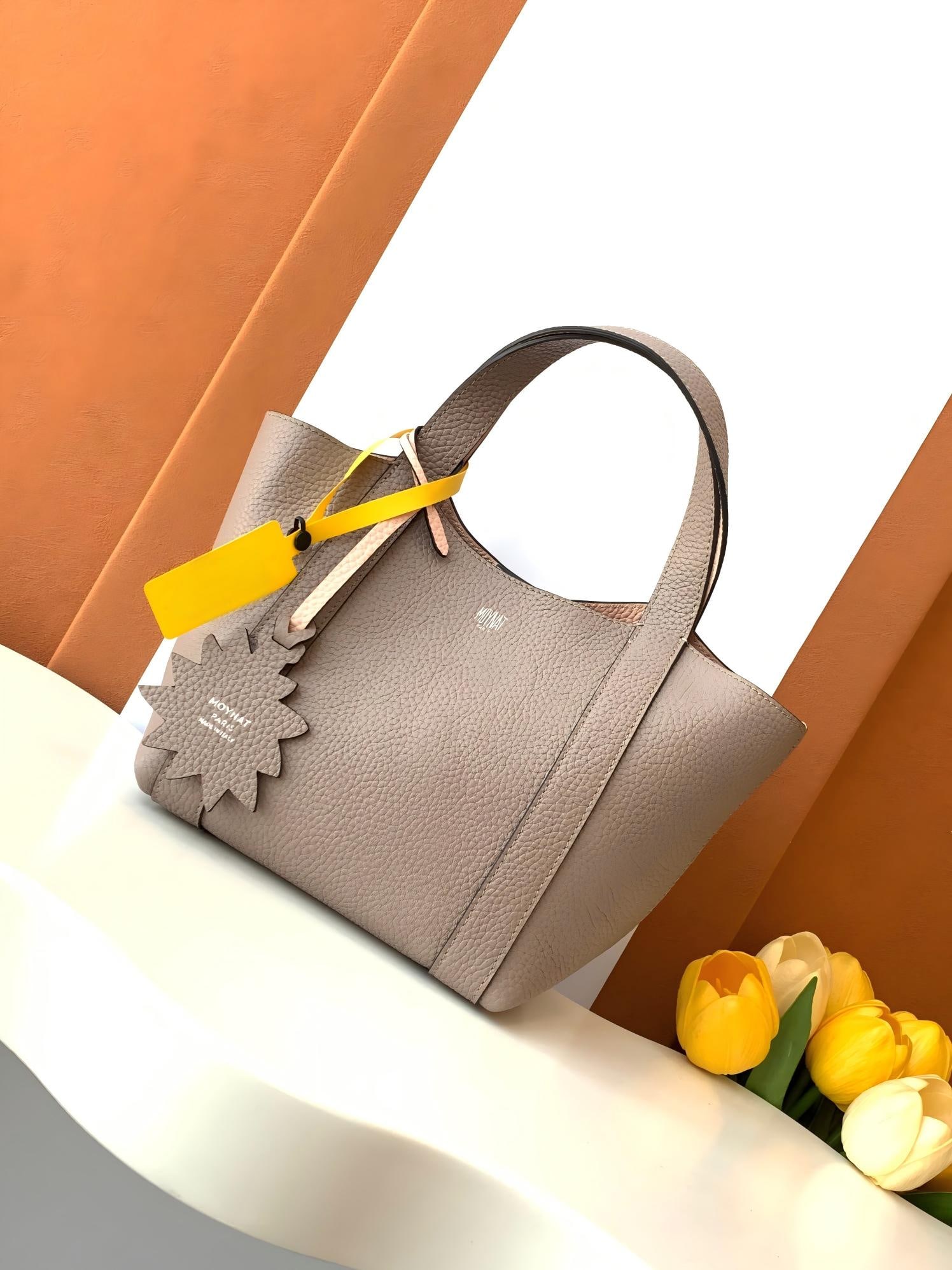 Moynat Duo Tote shopping basket: The classic Duo Tote bag is now in a smaller, lighter size, making it easy to carry. The MOYNAT basket bag measures 32 x 15 x 28 cm and is made of TOGO calfskin leather. Available in five colors, doub