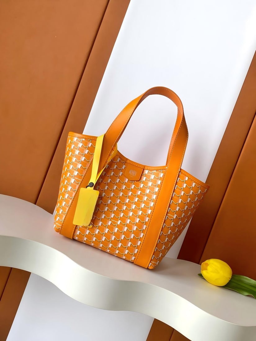 Moynat Duo Tote BB Tote Bag: The Duo Tote BB tote bag is lightweight and portable. MOYNAT showcases exquisite details through superior leather craftsmanship, creating a modern and timeless piece. This two-tone leather tote bag fe