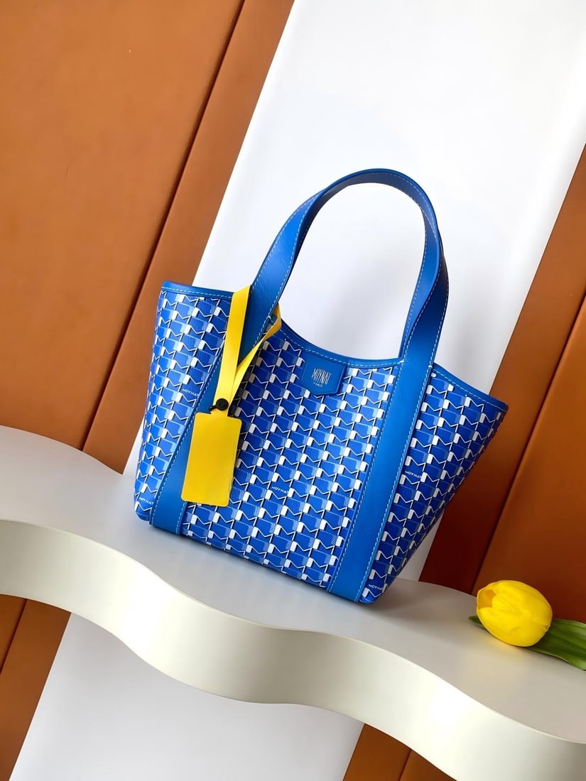 Moynat Duo Tote BB Tote Bag: The Duo Tote BB tote bag is lightweight and portable. MOYNAT showcases exquisite details through superior leather craftsmanship, creating a modern and timeless piece. This two-tone leather tote bag fe
