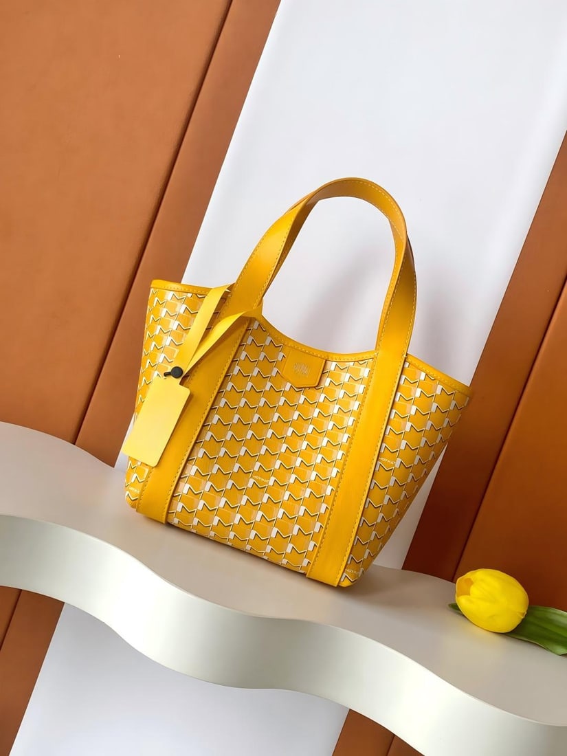 Moynat Duo Tote BB Tote Bag: The Duo Tote BB tote bag is lightweight and portable. MOYNAT showcases exquisite details through superior leather craftsmanship, creating a modern and timeless piece. This two-tone leather tote bag fe