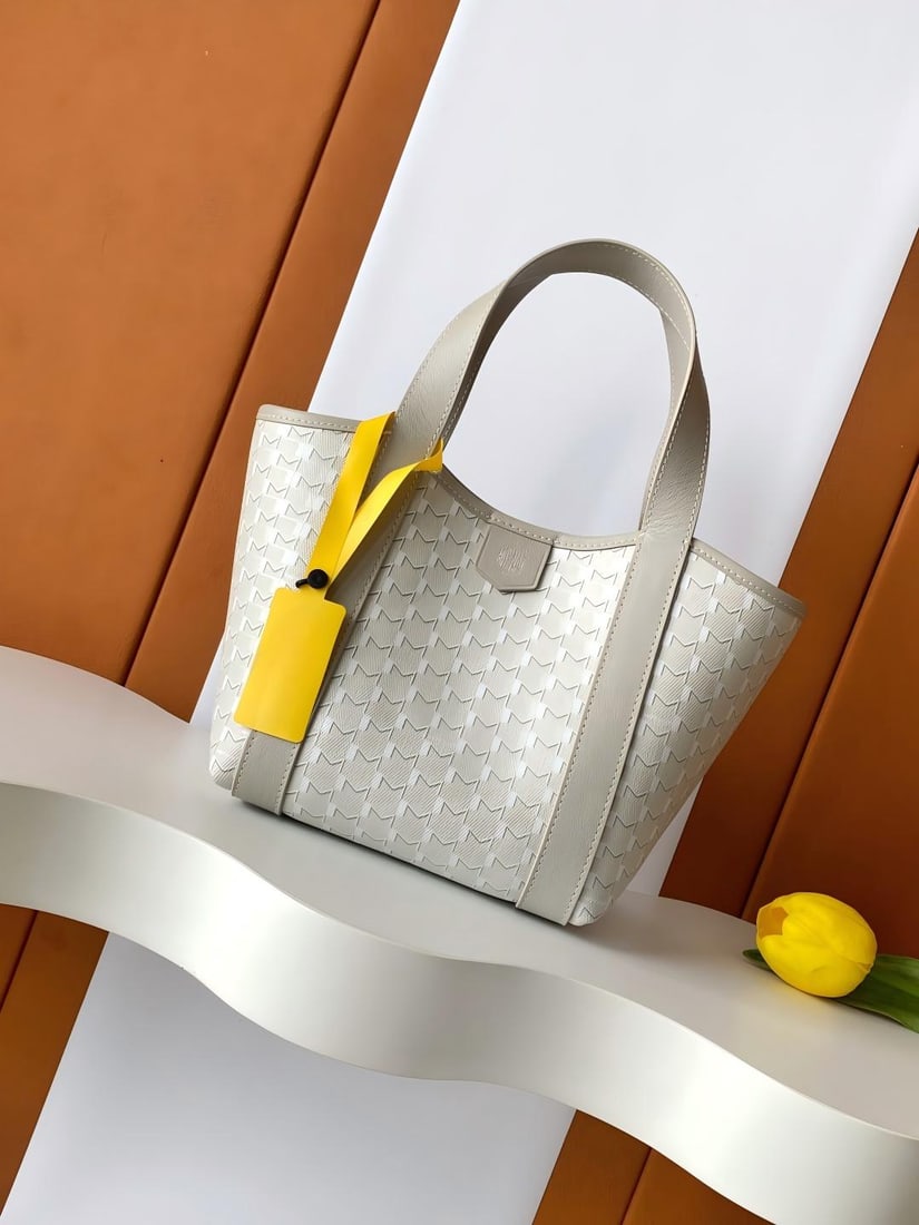 Moynat Duo Tote BB Tote Bag: The Duo Tote BB tote bag is lightweight and portable. MOYNAT showcases exquisite details through superior leather craftsmanship, creating a modern and timeless piece. This two-tone leather tote bag fe