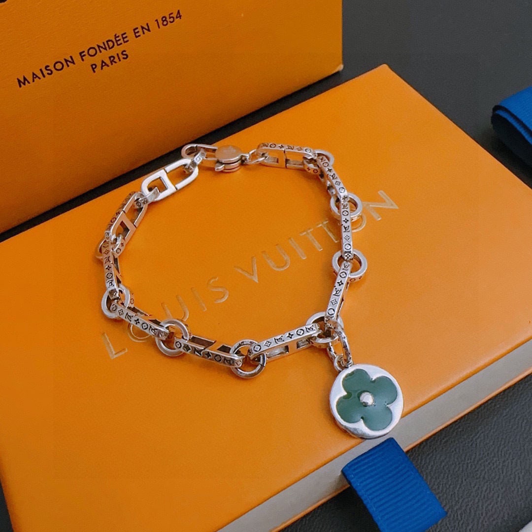 Thai silver style LV bracelet: Thai silver style LV bracelet, retro and trendy, suitable for both men and women, couple style, rock and punk Thai silver style retro elements, trendy and versatile, celebrity classic bracelet, Cuban 