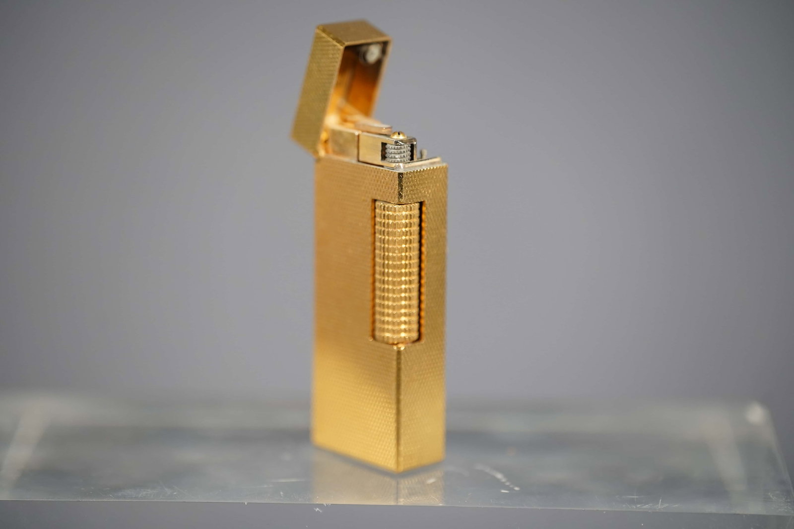 Vintage Dunhill Rollagas Gold Plated Barley Finish Lighter, Made in Switzerland: Vintage Dunhill Rollagas Gold Plated Barley Finish Lighter, Made in Switzerland, US RE 24163 Patented. In good condition. (Stand not Included). Size: L 1"x W 0.5"x H 2.5"