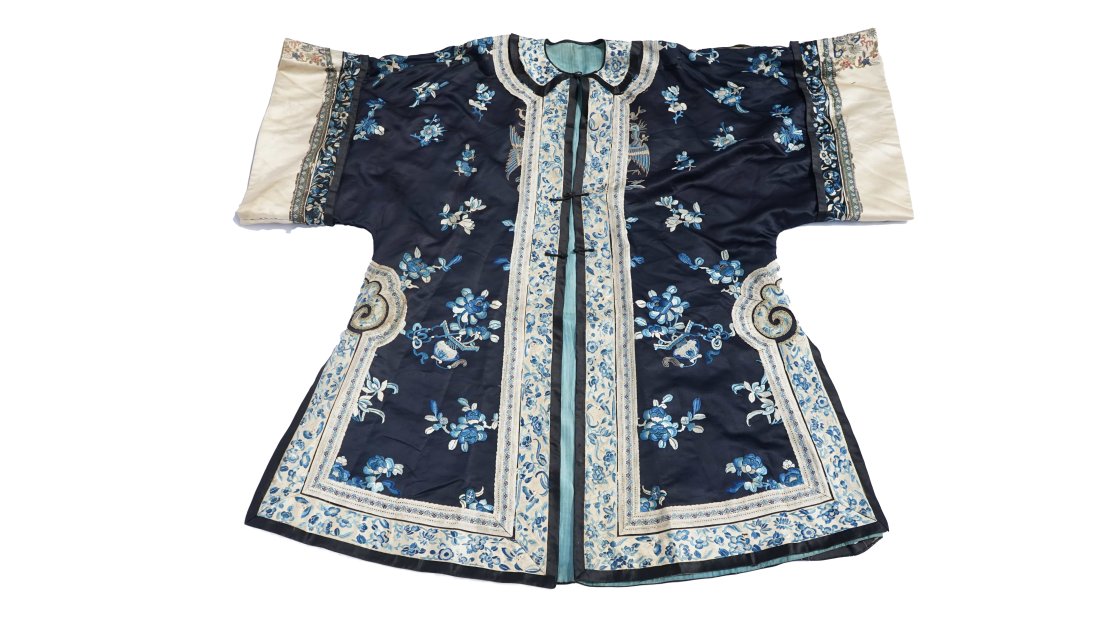 Chinese Antique Embroidered Silk Woman Clothes (1 of 6)