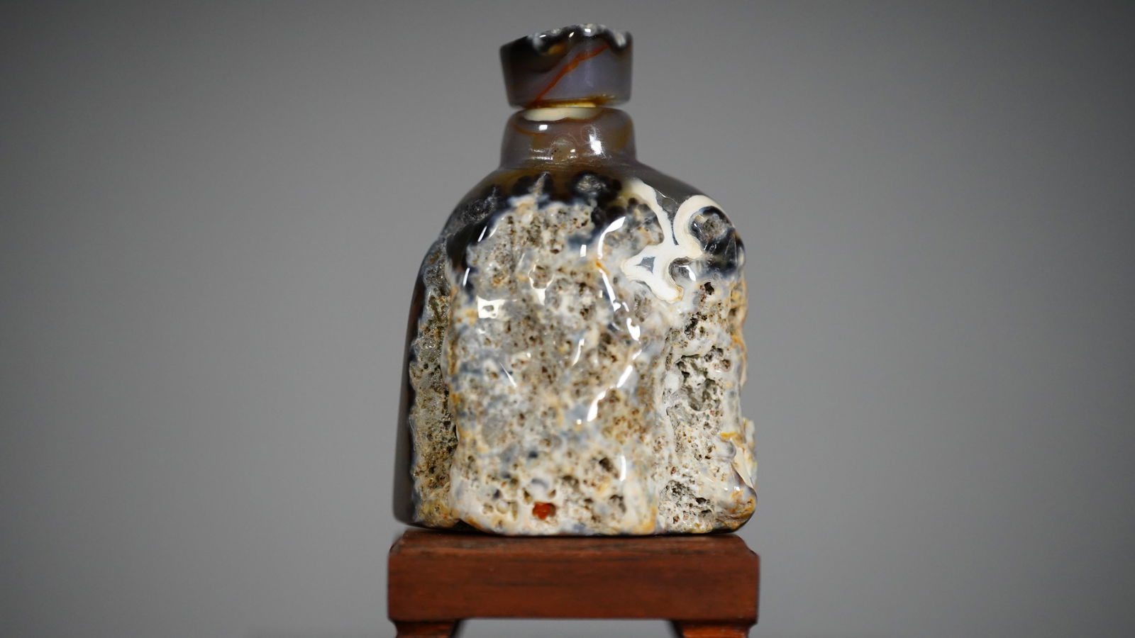 Amazing Beautiful Natural Agate Stone Snuff Bottle: Amazing Beautiful Natural Agate Stone Snuff Bottle, No overly carved, Original Ecology, Rare to find. Approx.: 3"Height, 2"Wide, 1"1/4Thick. (Stand Not Included)
