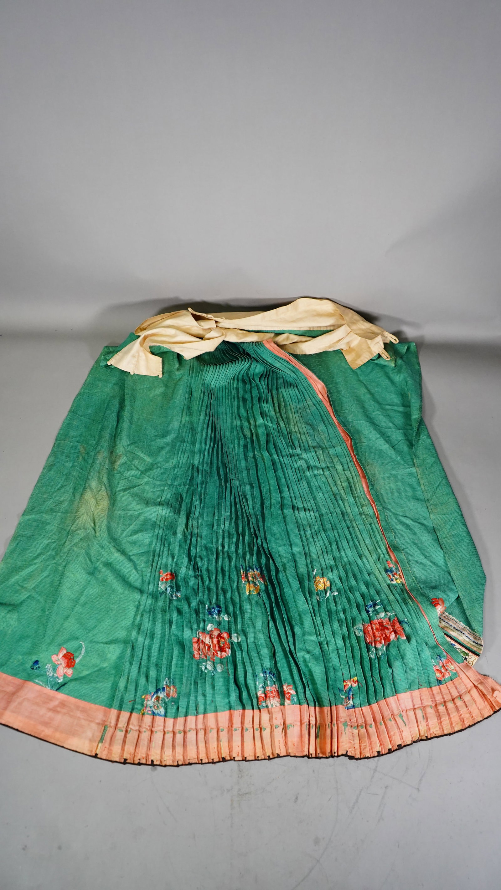 Vintage Chinese Traditional Green Silk Embroidered Pleated (Mamian) Skirt: Vintage Chinese Traditional Green Silk Embroidered Pleated (Mamian) Skirt. Total length 37"-38", Waist approx. 14"1/2. Beautiful and most in good condition except some wear out due to the age.