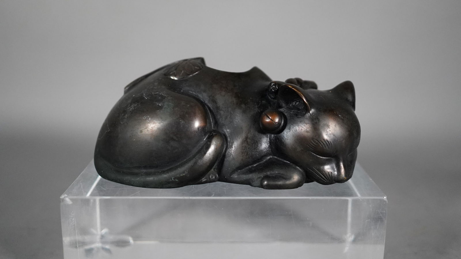 Lovely Antique Japanese Bronze Gumps Sleeping Cat Figurine Statue with Artist Signature (1 of 6)
