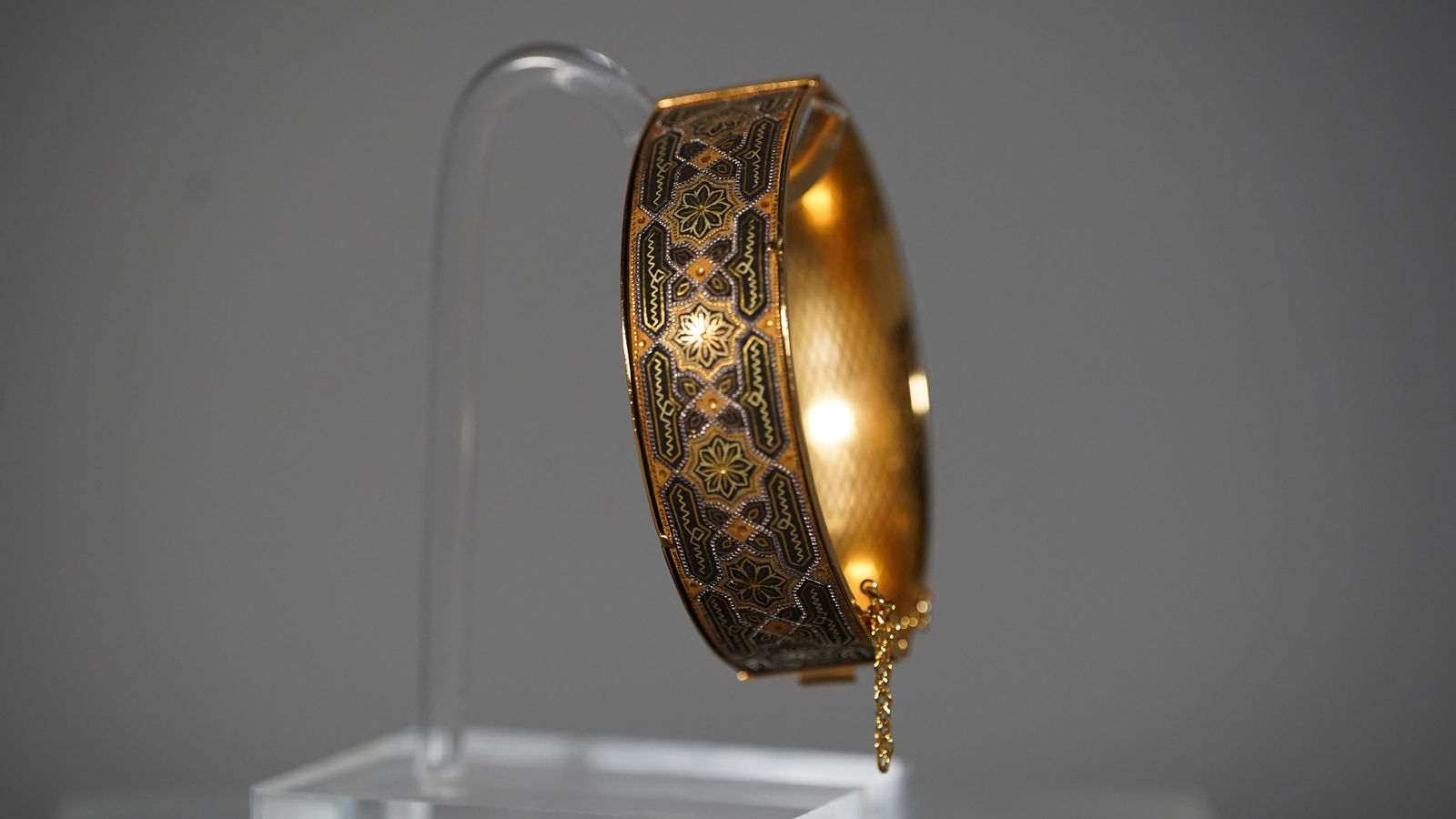 Beautiful Vintage Victorian Engraved & Hinged Bangle Bracelet (1 of 6)