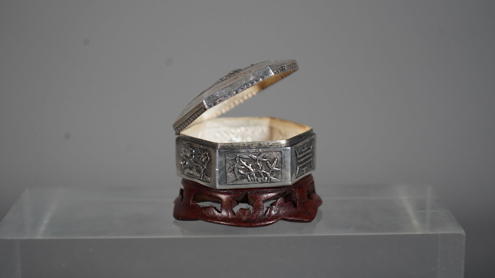 Antique Chinese Silver Hexagon Trinket Box with Hinged Lid with Silver Mark (1 of 6)