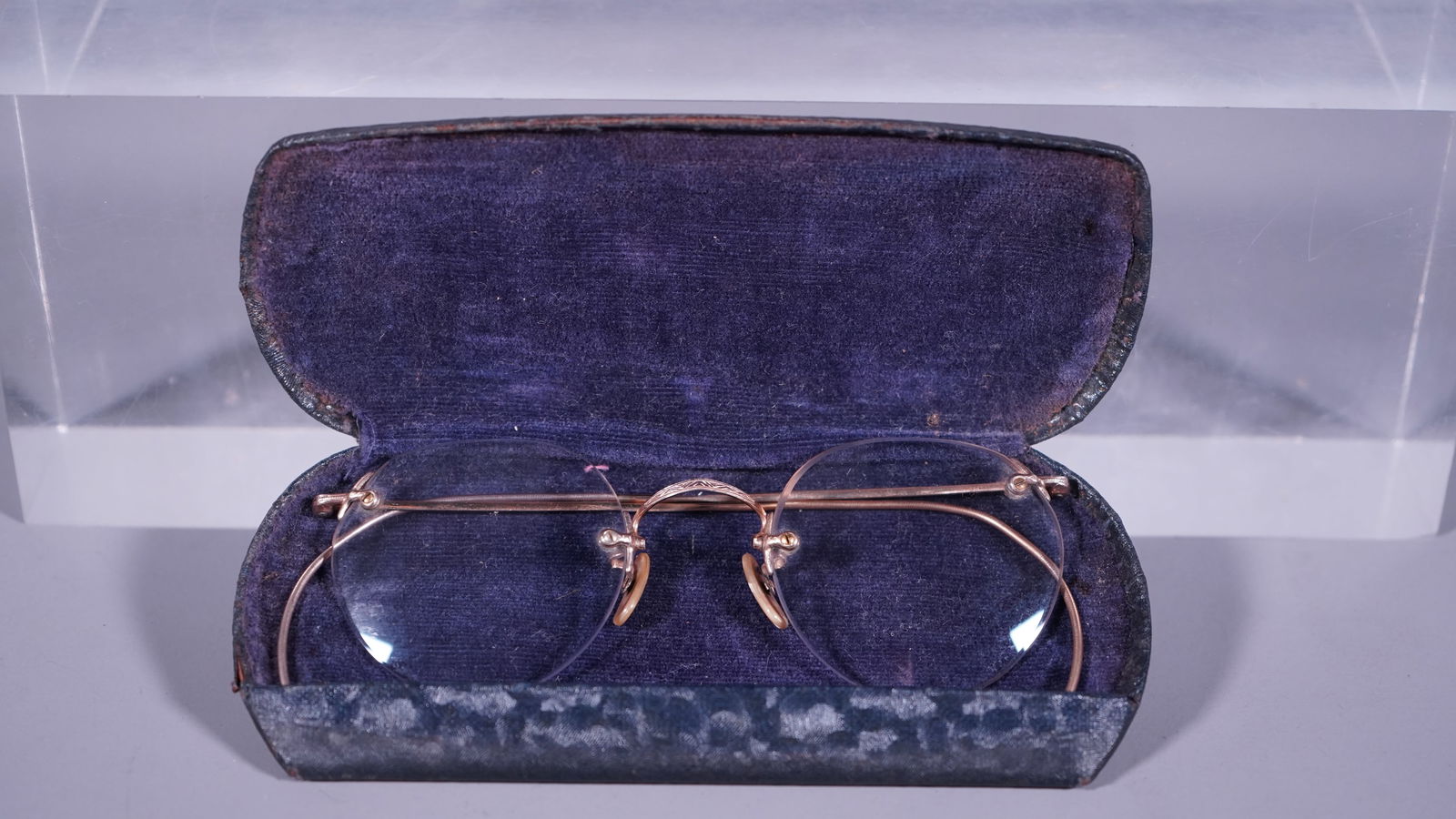 Vintage 14K Gold Round Rimless Ladies/Children Eyeglasses with Case: Vintage 14K Gold Round Frameless/Rimless Ladies/Children Eyeglasses with Case. No gold mark but test 14K Gold. Total weight 19.4g, in perfect condition, (Stand Not Included)