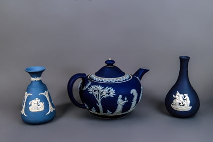 Set of 3 Classic Vintage Wedgwood Jasperware Teapot & Vases