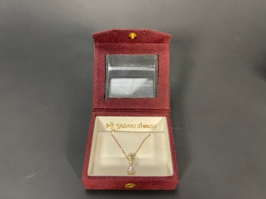 Tasaki Shinju 18K Gold Necklace w/High Quality Natural Pearl Pendant w/3 Diamonds Embedded