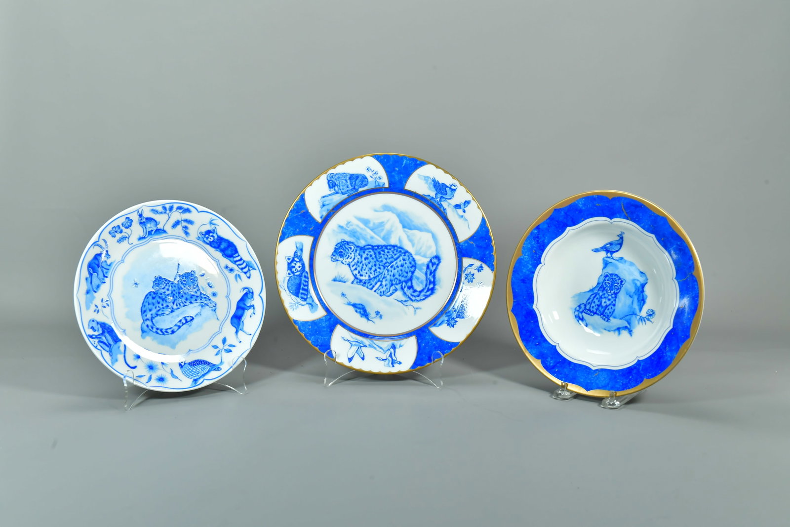 Lot of 3 Collectible Vintage Czech Republic "Lynn Chase Leopard Lazuli" Plates, Designed in 1992: Lot of 3 Collectible Vintage Czech Republic "Lynn Chase Leopard Lazuli" Plates, Designed in 1992. The plates is made of porcelain with blue and gold accents. It is part of the "Leopard Lazuli" collect